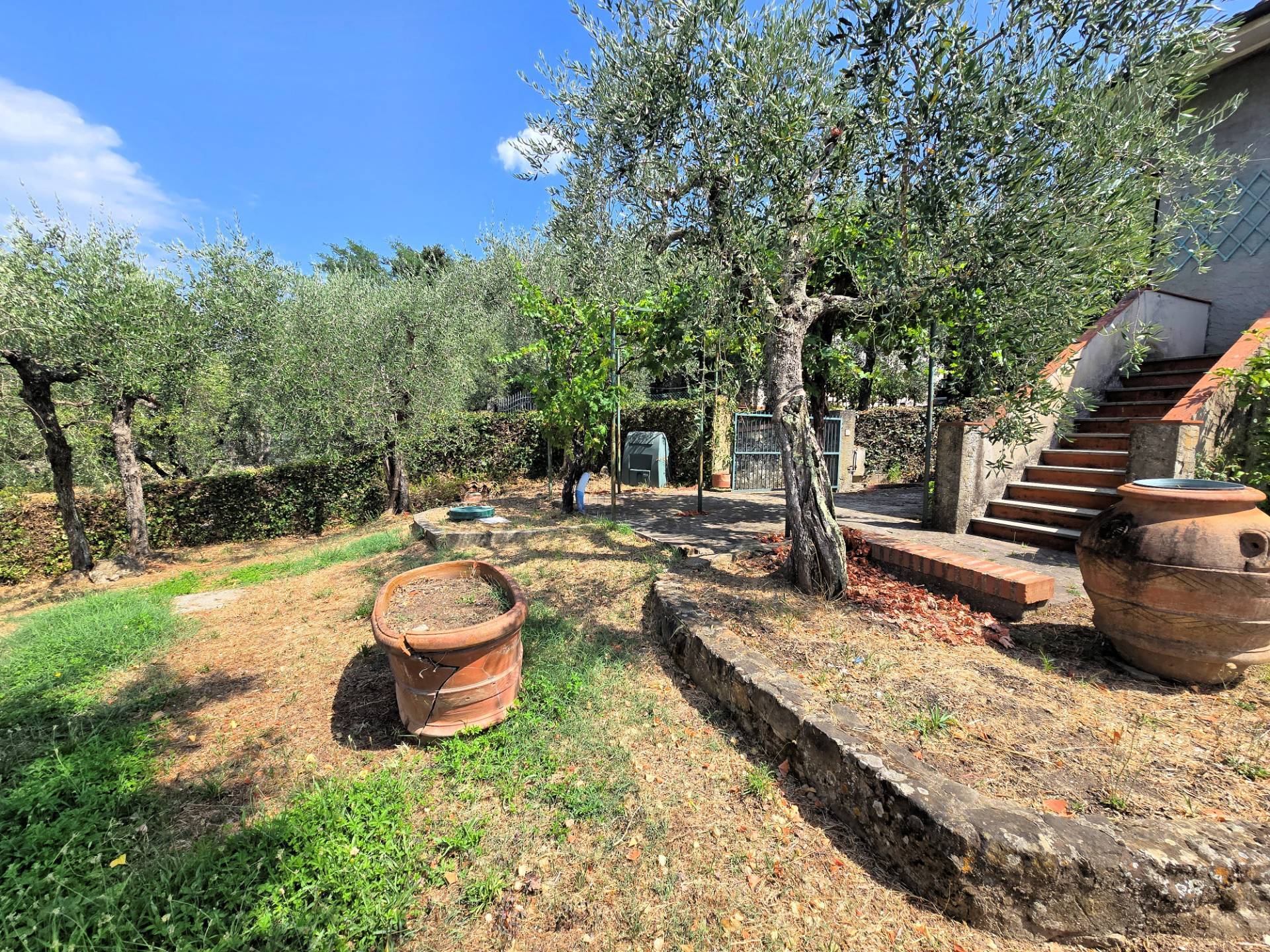 Villetta libera su quattro lati con giardino e vista panoramica in vendita a Uzzano
