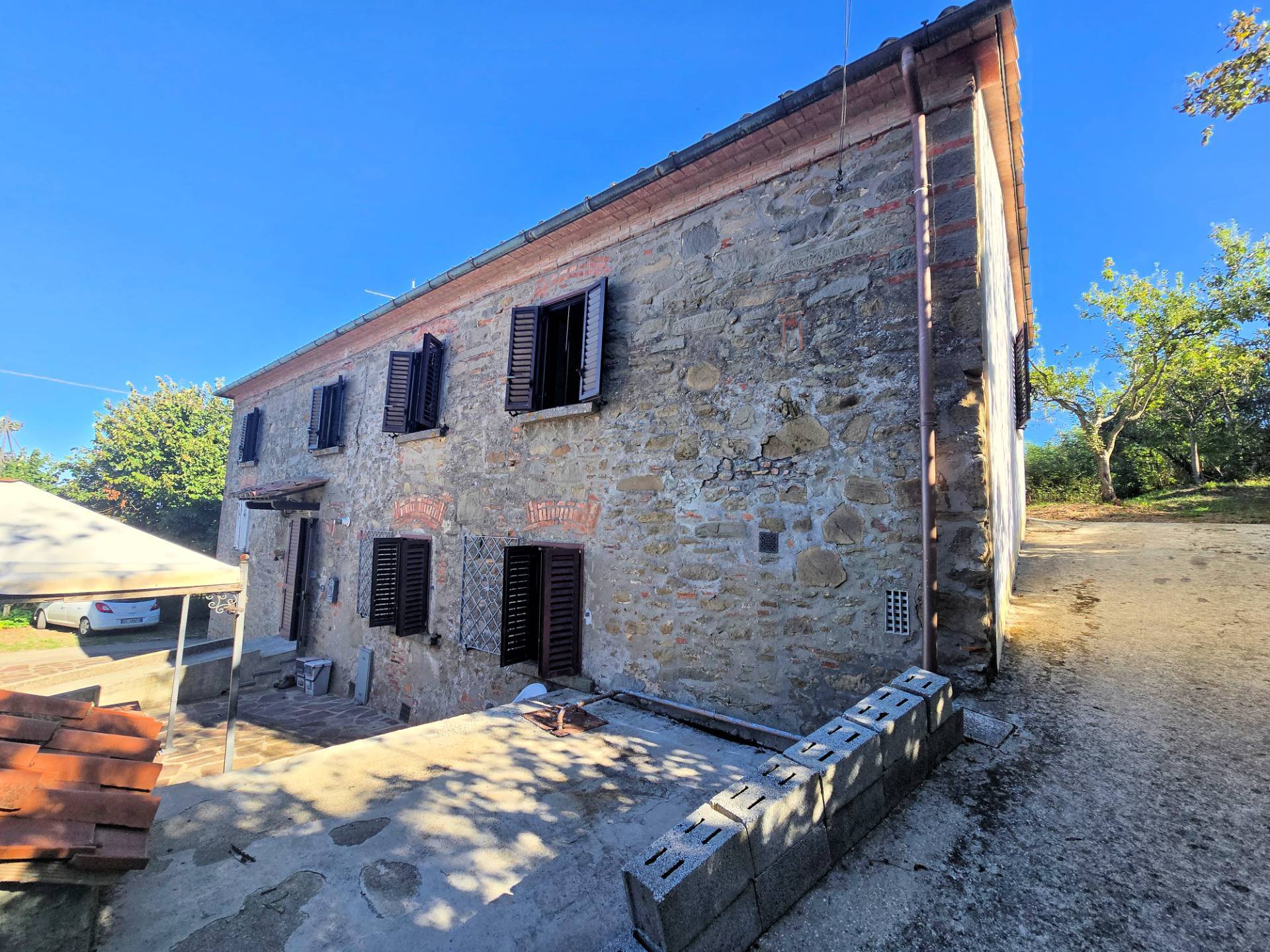 Rustico con ampio terreno e vista panoramica in vendita a Larciano