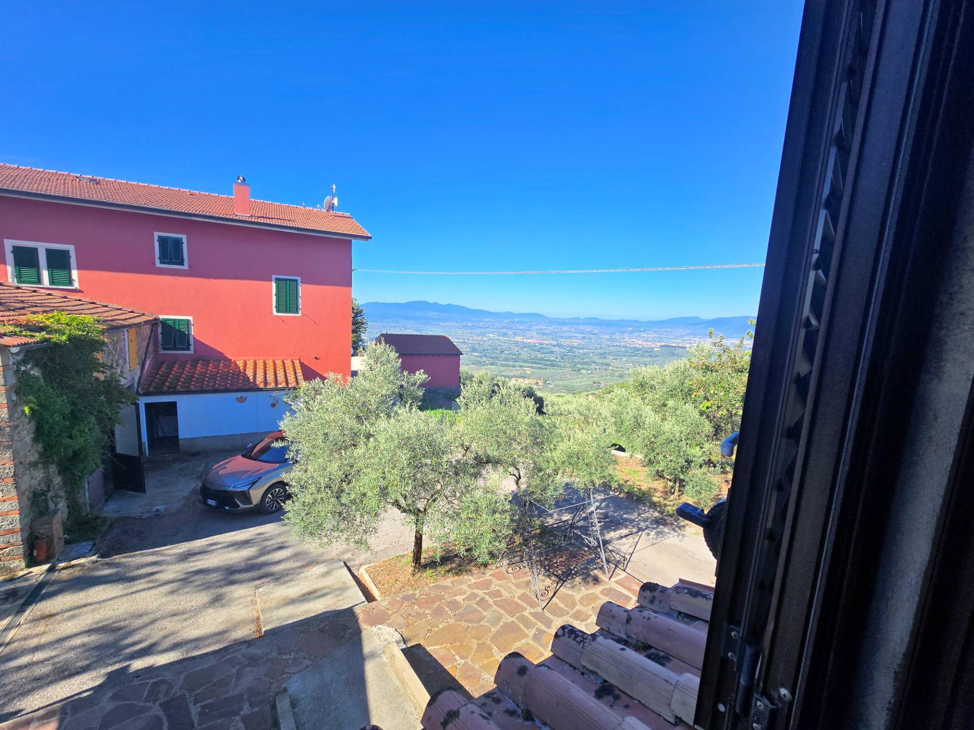 Rustico con ampio terreno e vista panoramica in vendita a Larciano