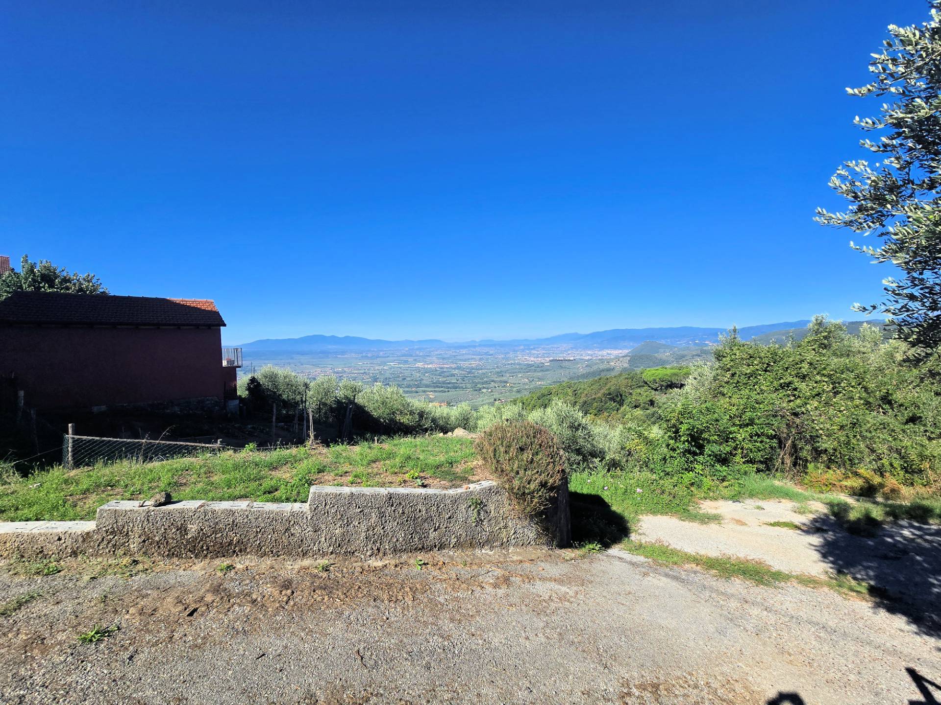 Rustico con ampio terreno e vista panoramica in vendita a Larciano