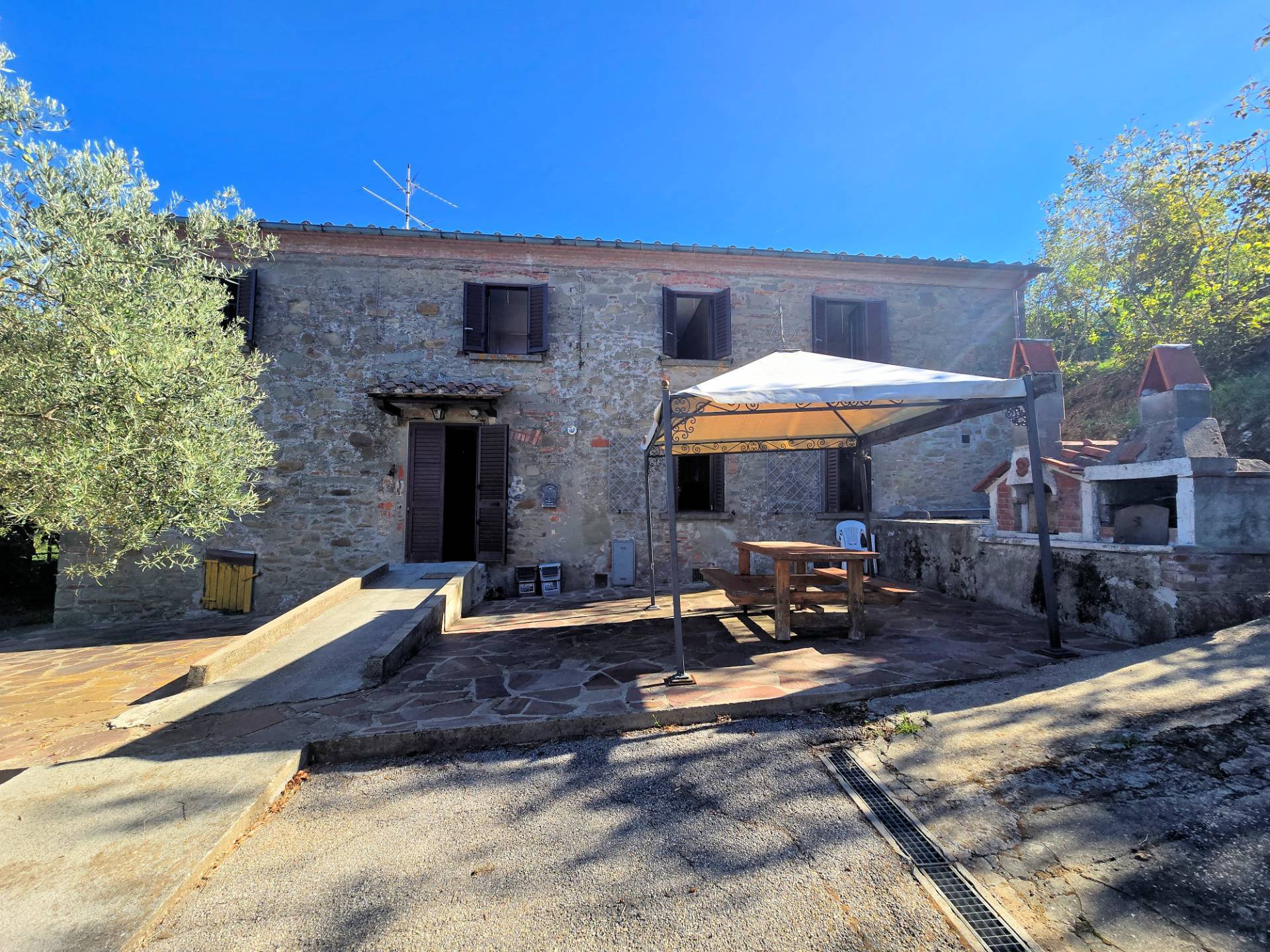 Rustico con ampio terreno e vista panoramica in vendita a Larciano