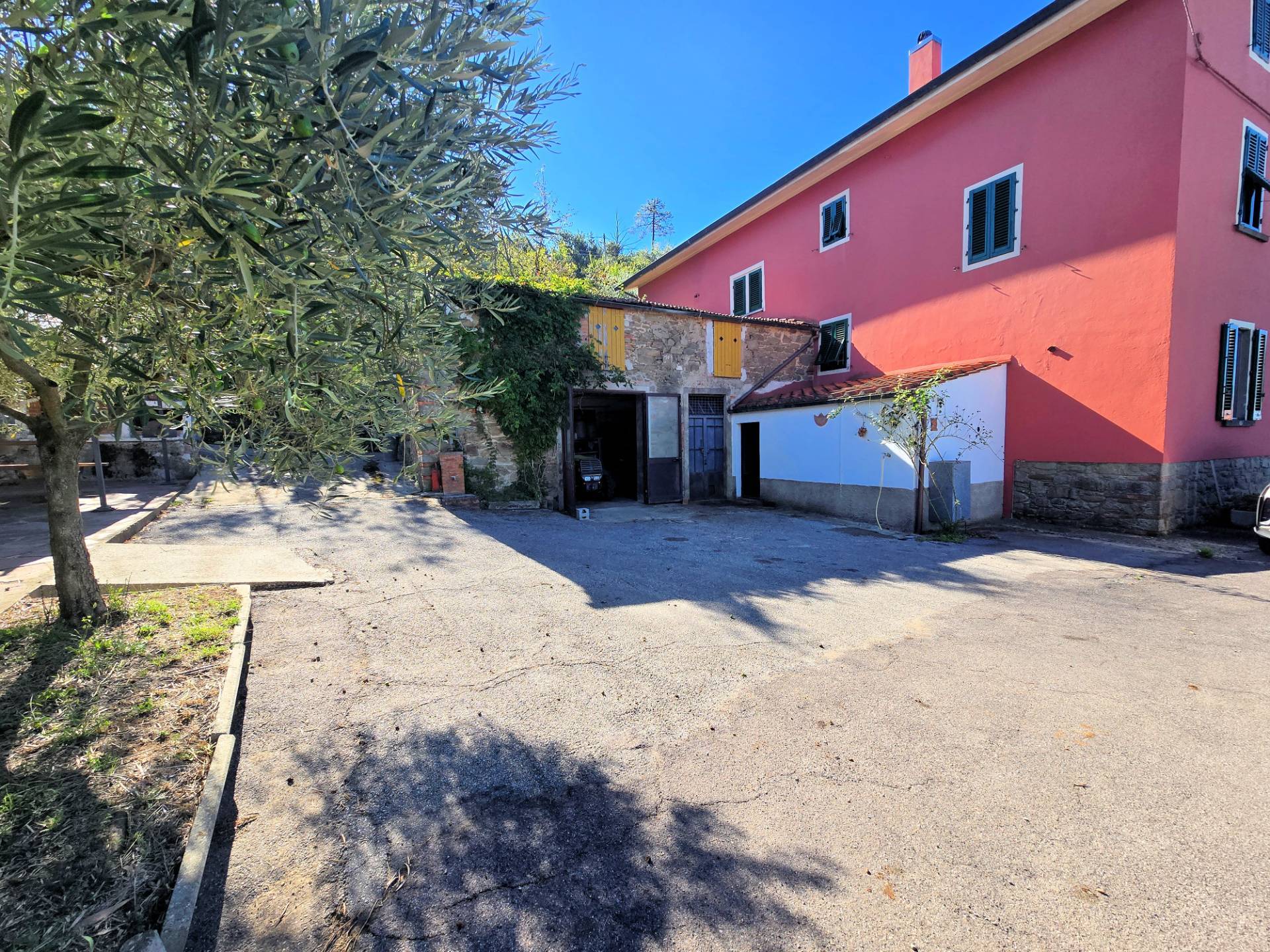 Rustico con ampio terreno e vista panoramica in vendita a Larciano