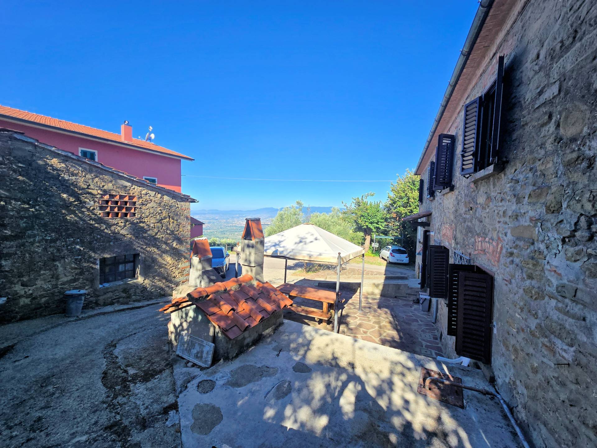 Rustico con ampio terreno e vista panoramica in vendita a Larciano