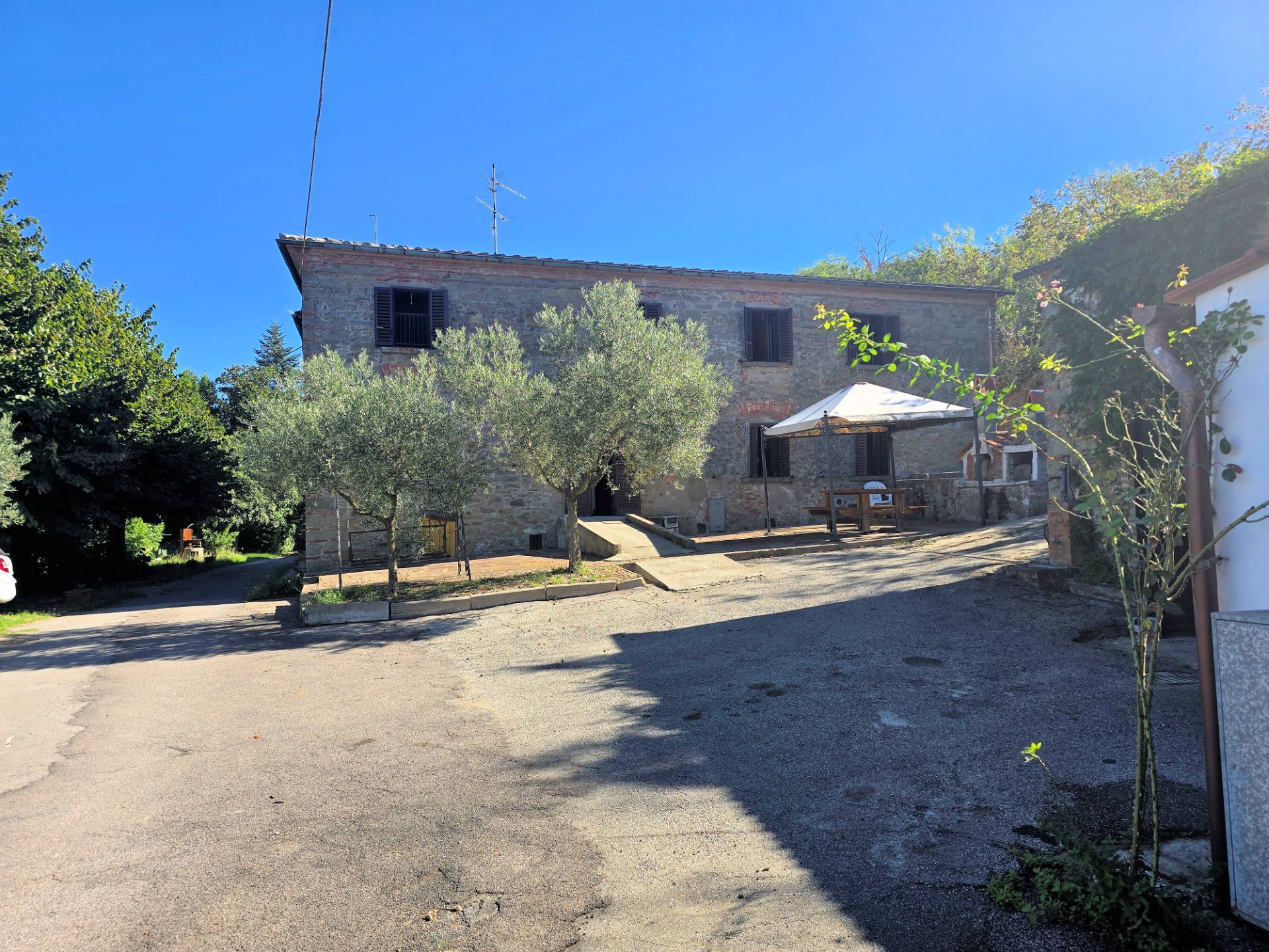 Rustico con ampio terreno e vista panoramica in vendita a Larciano