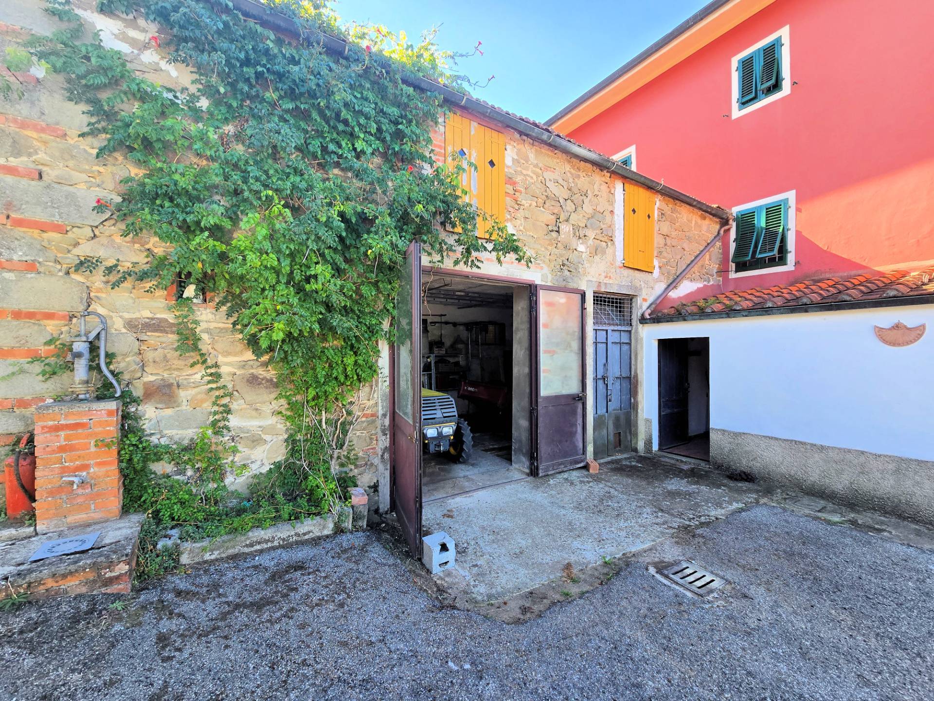 Rustico con ampio terreno e vista panoramica in vendita a Larciano