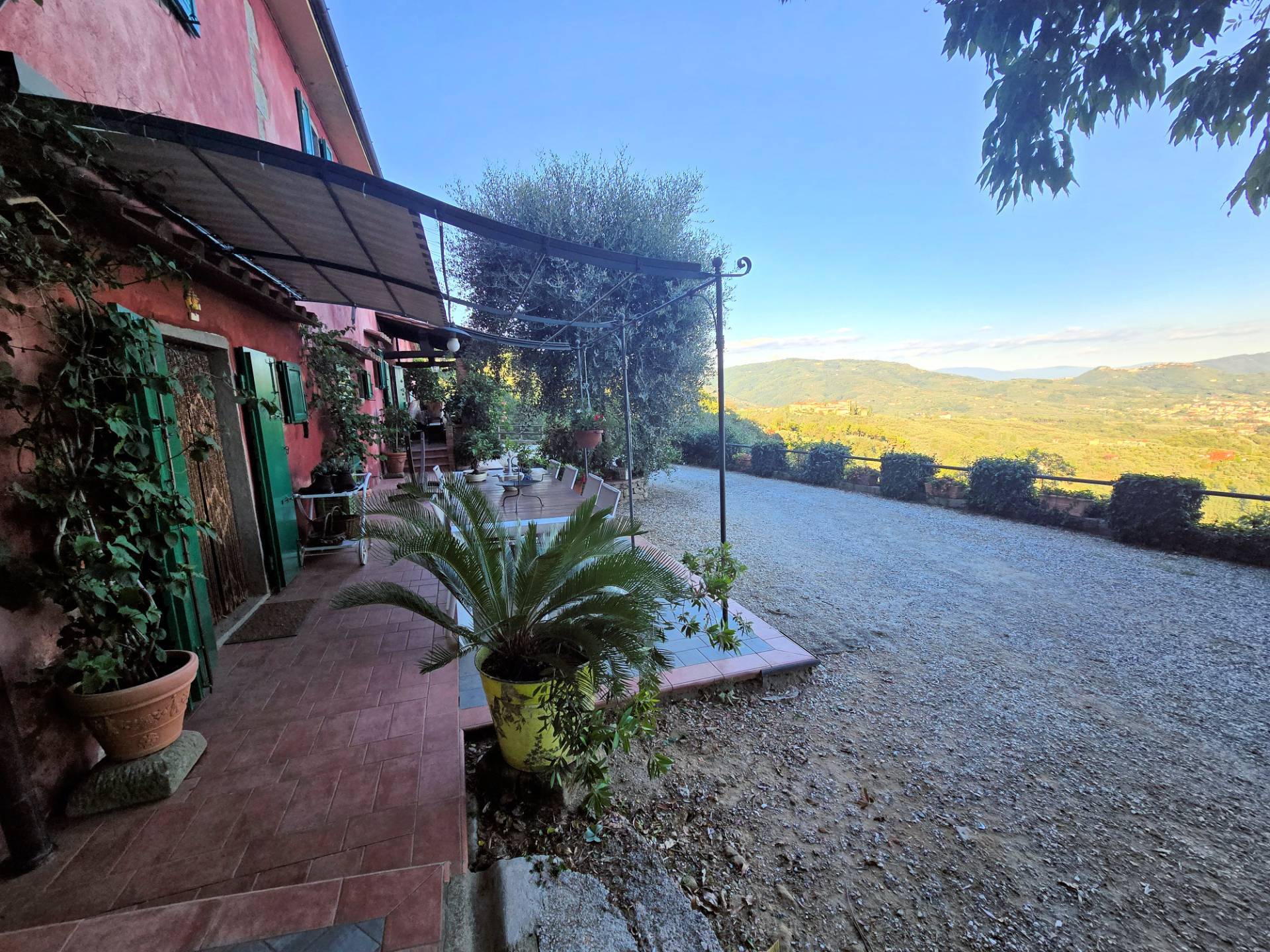 Rustico in stile Toscano con terreno e vista panoramica in vendita a Buggiano