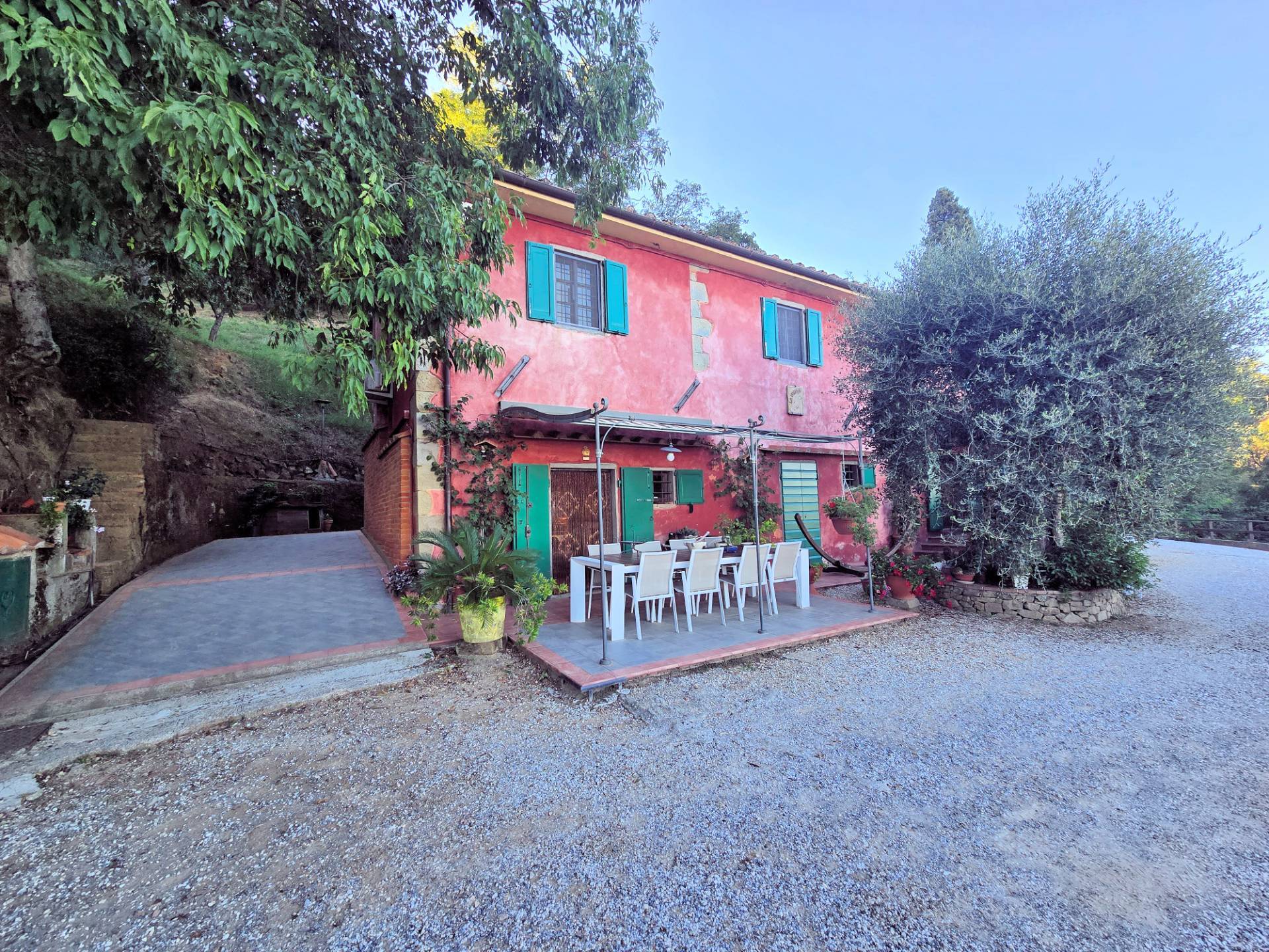 Rustico in stile Toscano con terreno e vista panoramica in vendita a Buggiano
