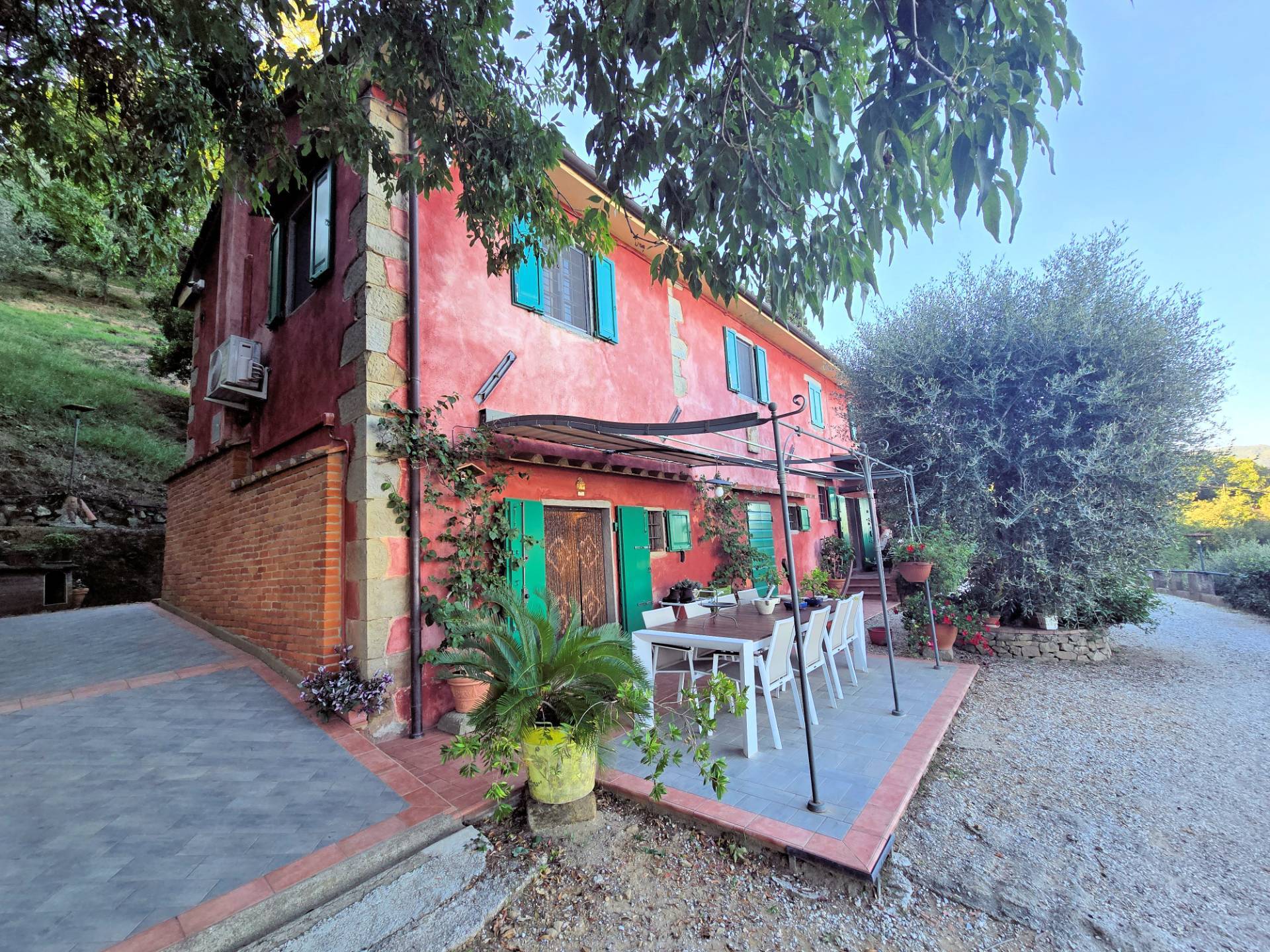 Rustico in stile Toscano con terreno e vista panoramica in vendita a Buggiano