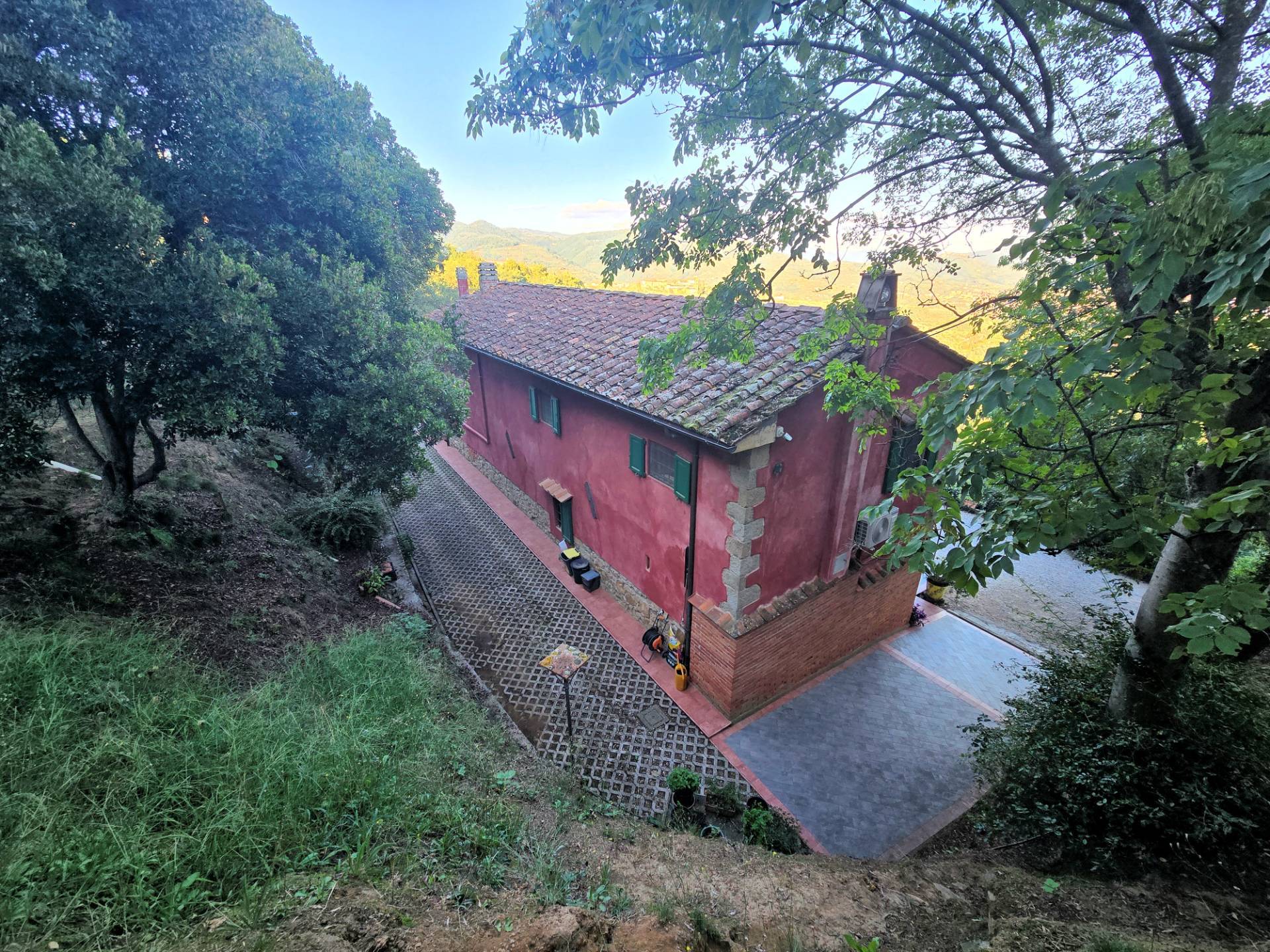 Rustico in stile Toscano con terreno e vista panoramica in vendita a Buggiano