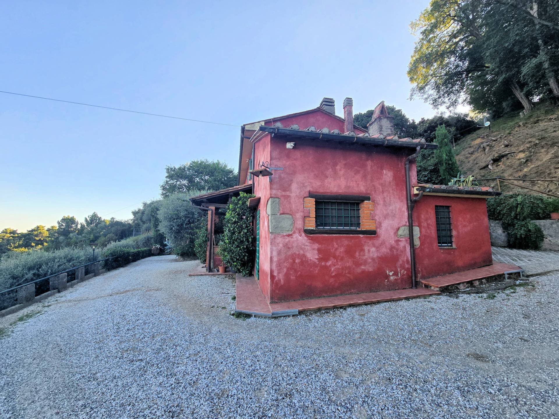 Rustico in stile Toscano con terreno e vista panoramica in vendita a Buggiano