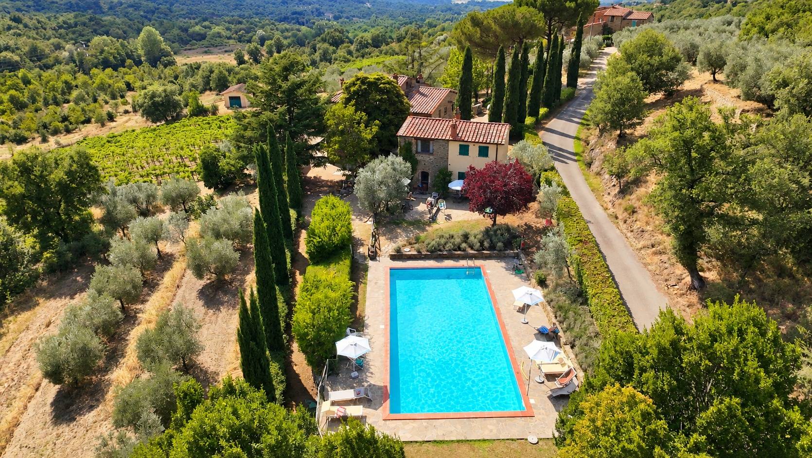 Complesso colonico in posizione panoramica con piscina e ampio terreno in vendita a Bucine