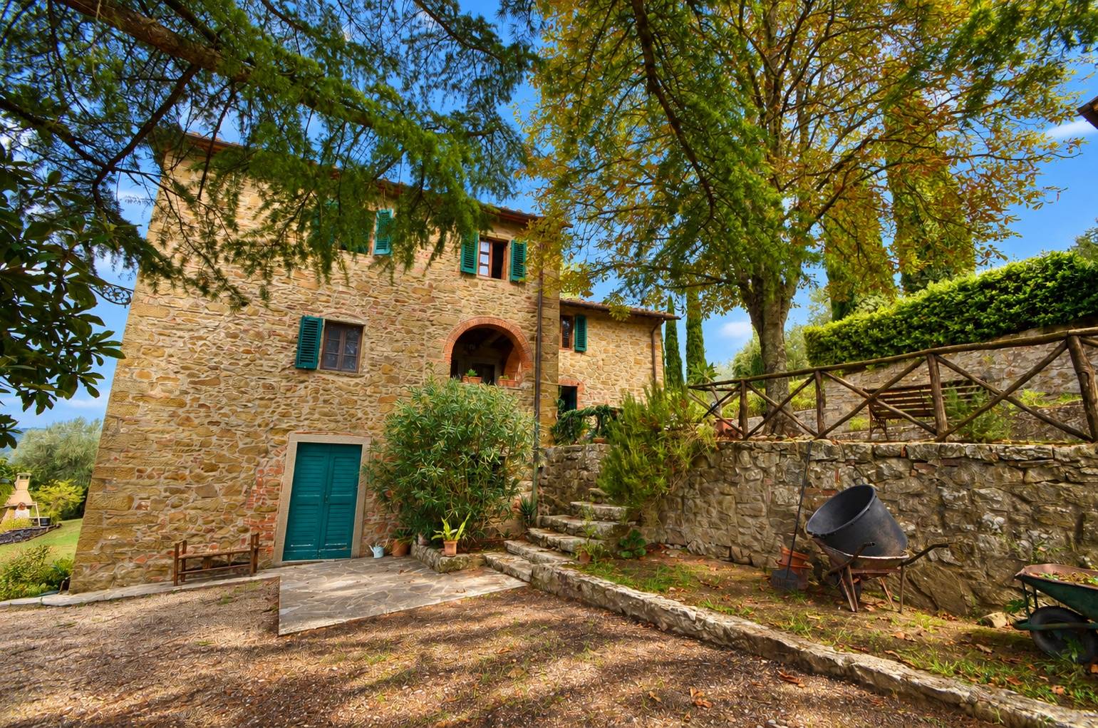 Complesso colonico in posizione panoramica con piscina e ampio terreno in vendita a Bucine