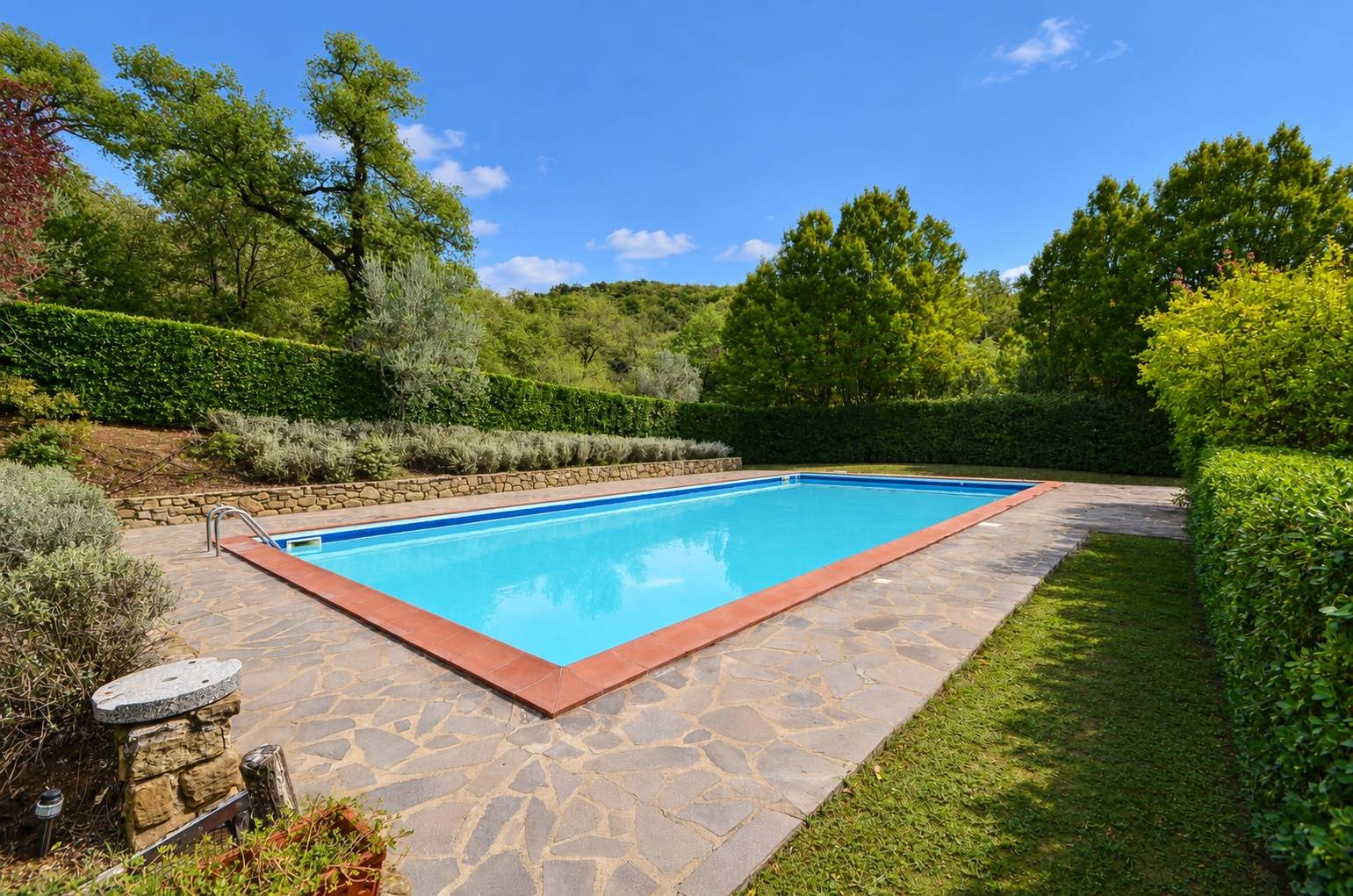 Complesso colonico in posizione panoramica con piscina e ampio terreno in vendita a Bucine