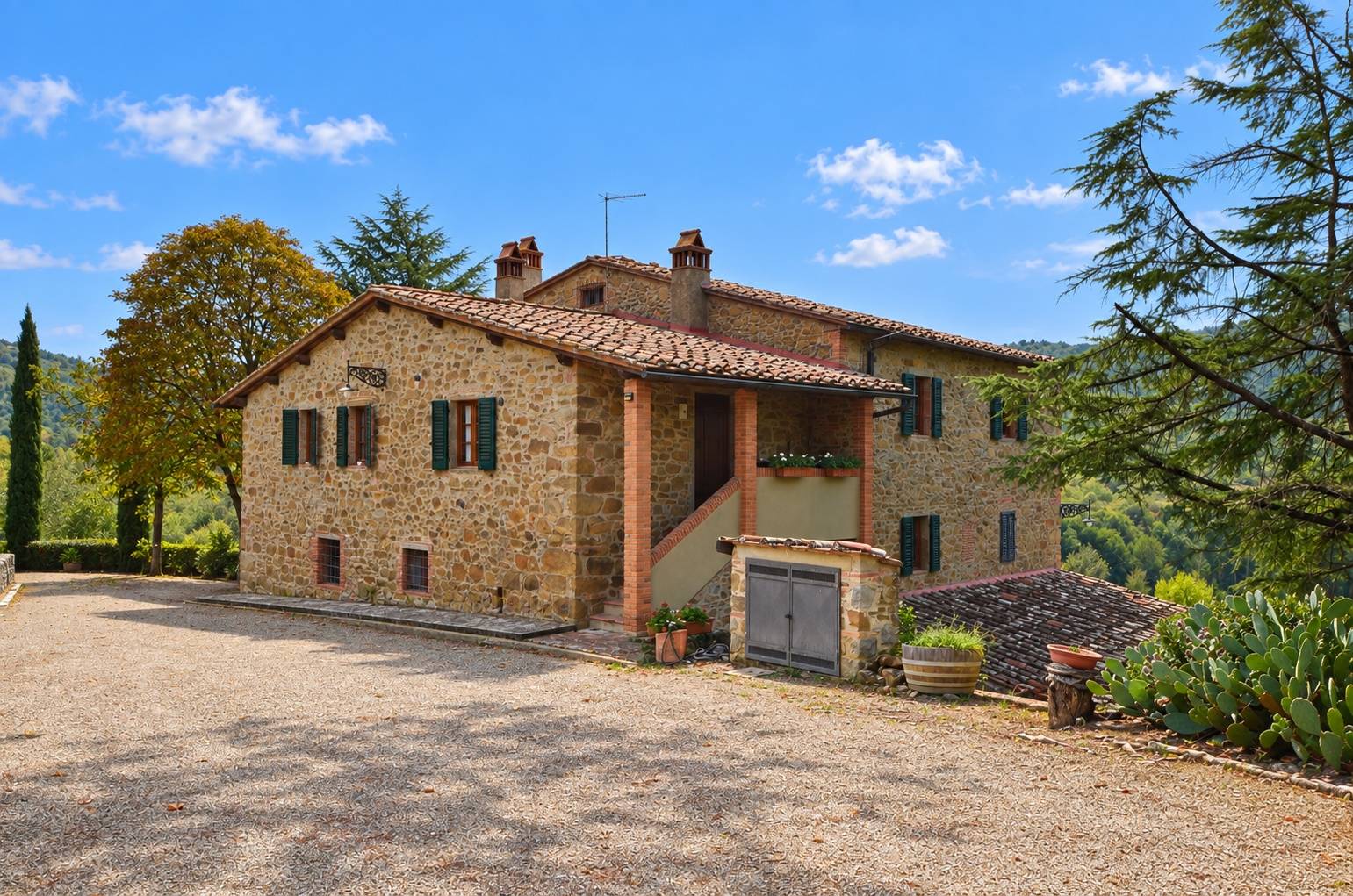 Complesso colonico in posizione panoramica con piscina e ampio terreno in vendita a Bucine