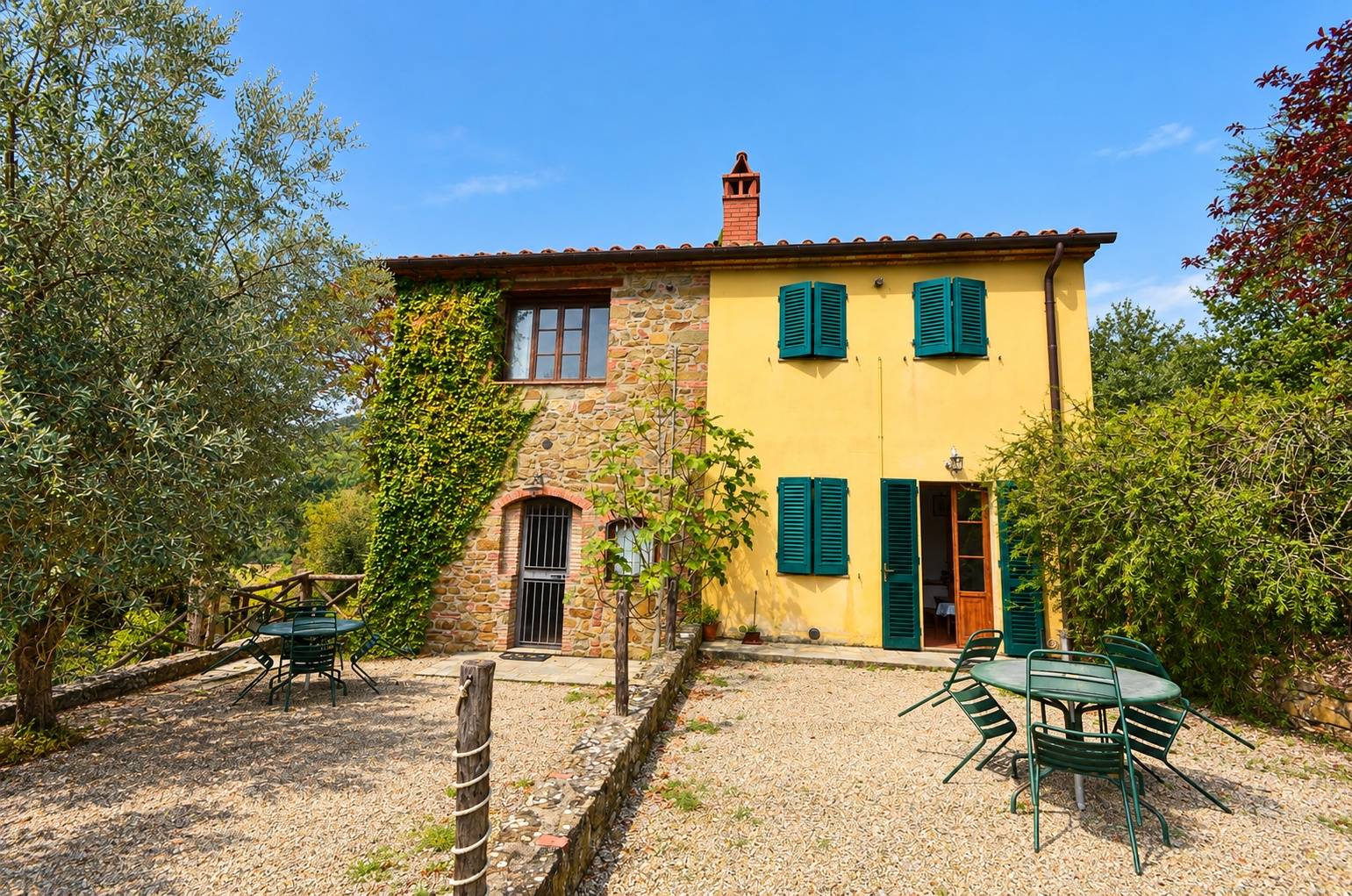 Complesso colonico in posizione panoramica con piscina e ampio terreno in vendita a Bucine