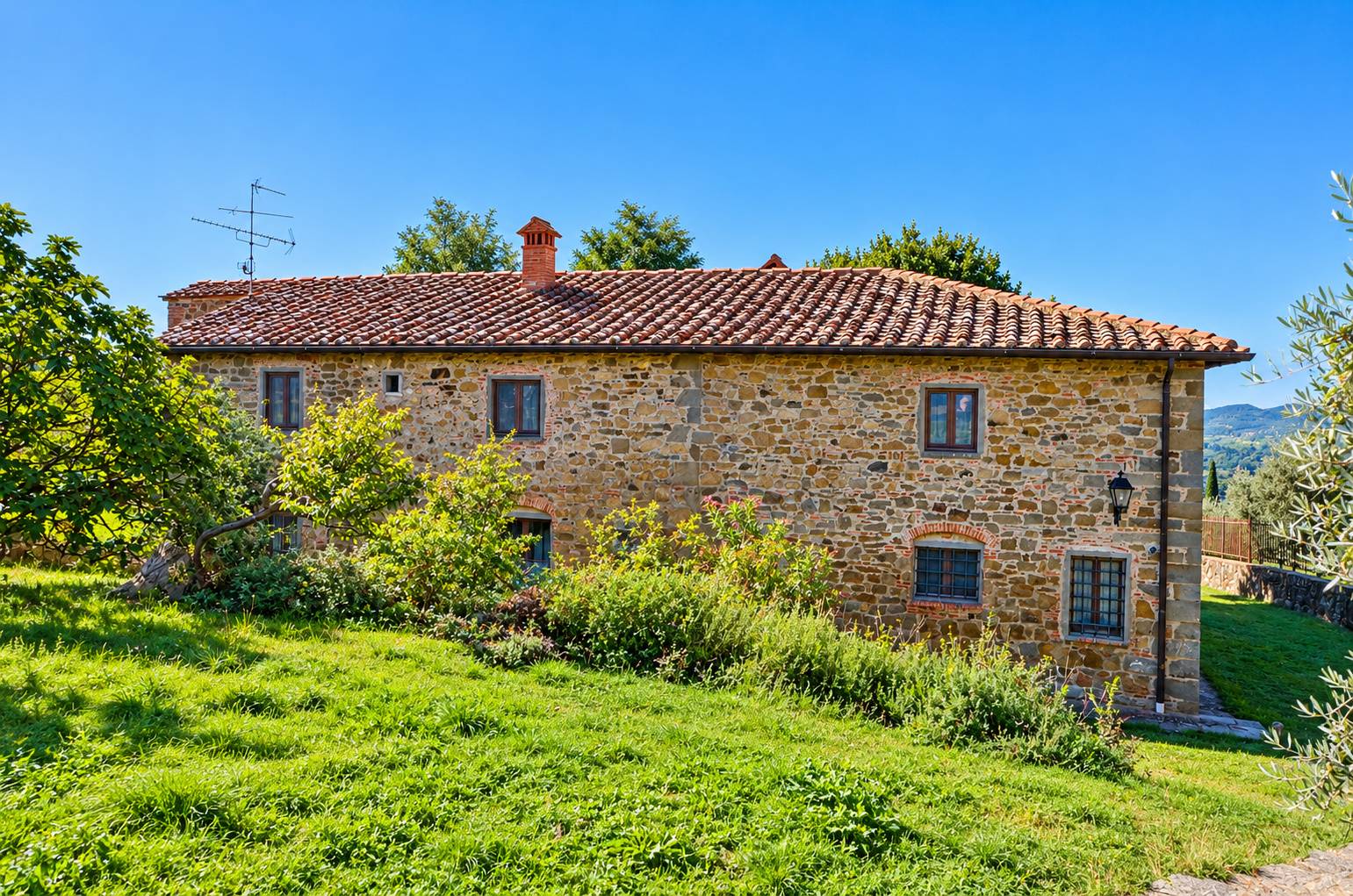Casale con vista panoramica giardino e piscina in vendita a Reggello, San Donato in Fronzano