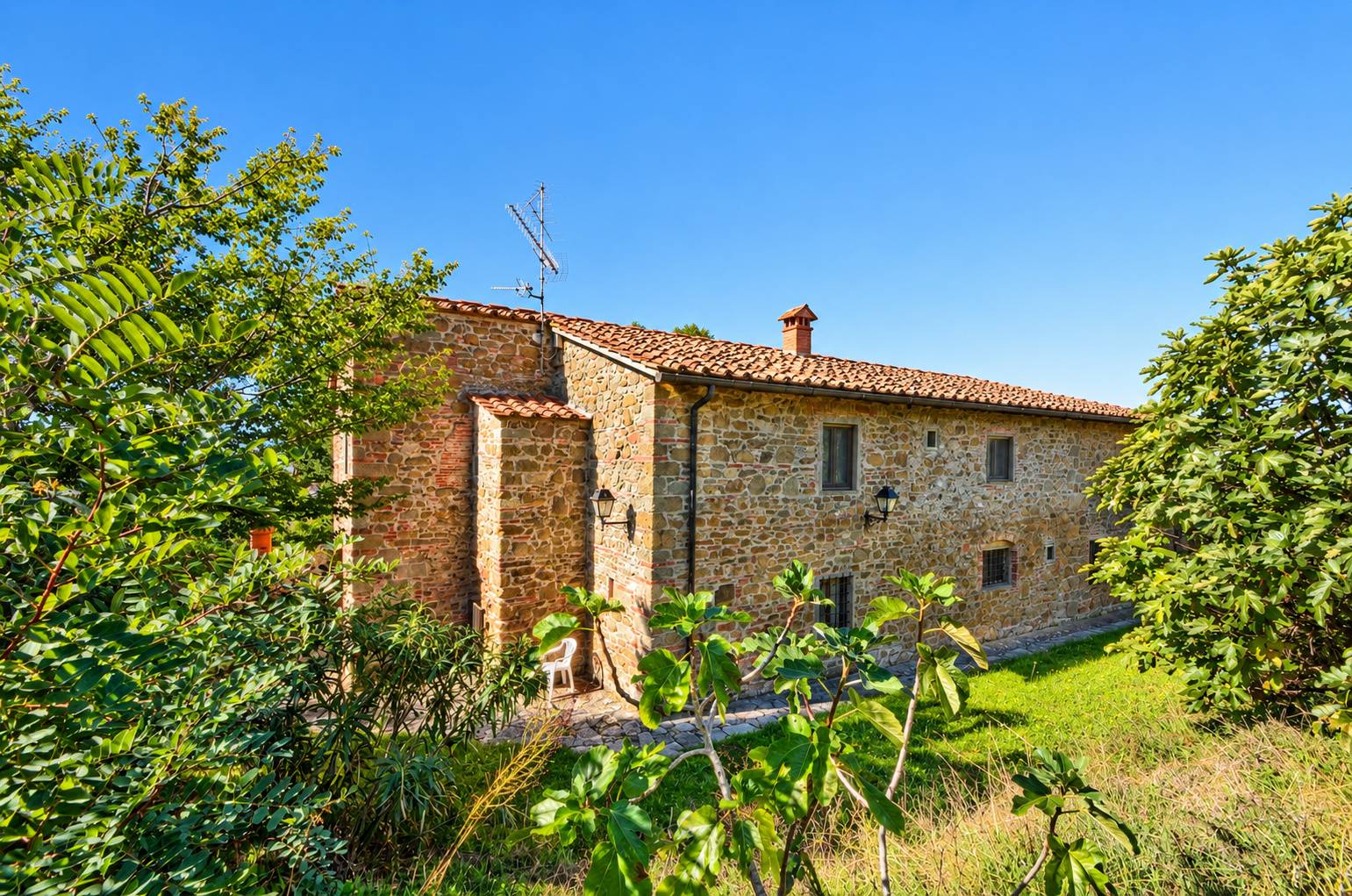 Casale con vista panoramica giardino e piscina in vendita a Reggello, San Donato in Fronzano