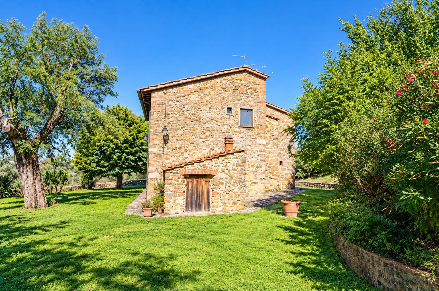 Casale con vista panoramica giardino e piscina in vendita a Reggello, San Donato in Fronzano