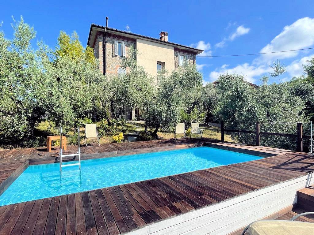 Villa unifamiliare con dependance ampio giardino piscina e vista panoramica in vendita a Larciano