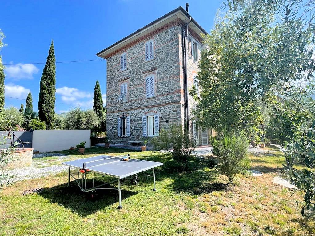 Villa unifamiliare con dependance ampio giardino piscina e vista panoramica in vendita a Larciano