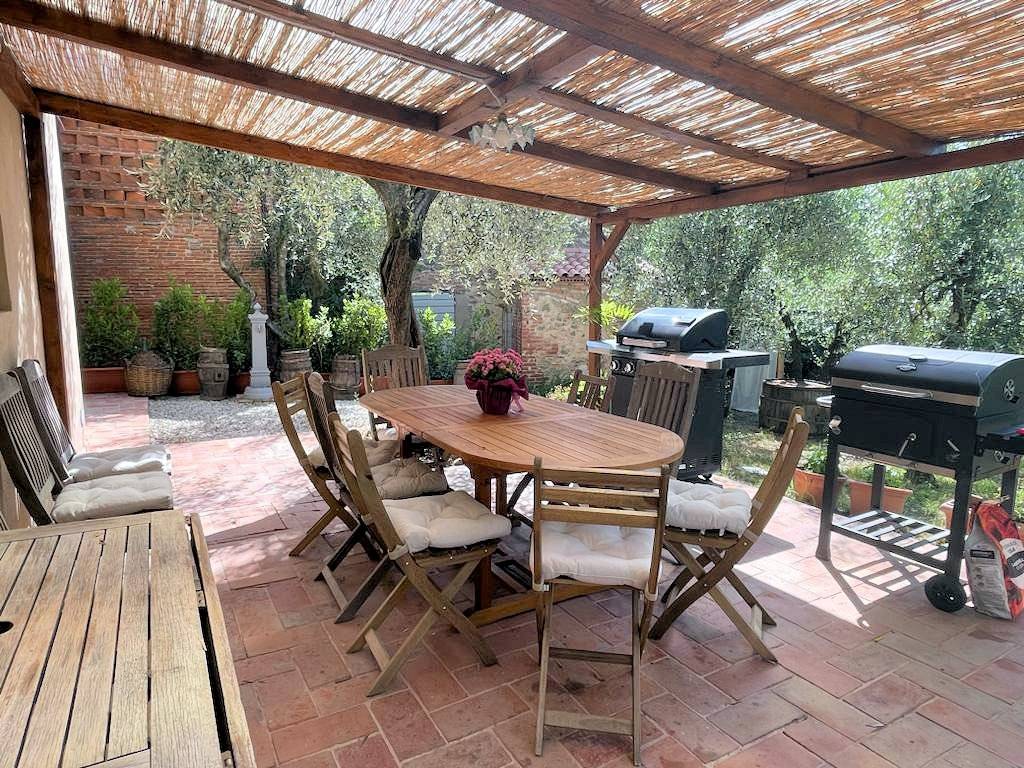 Villa unifamiliare con dependance ampio giardino piscina e vista panoramica in vendita a Larciano