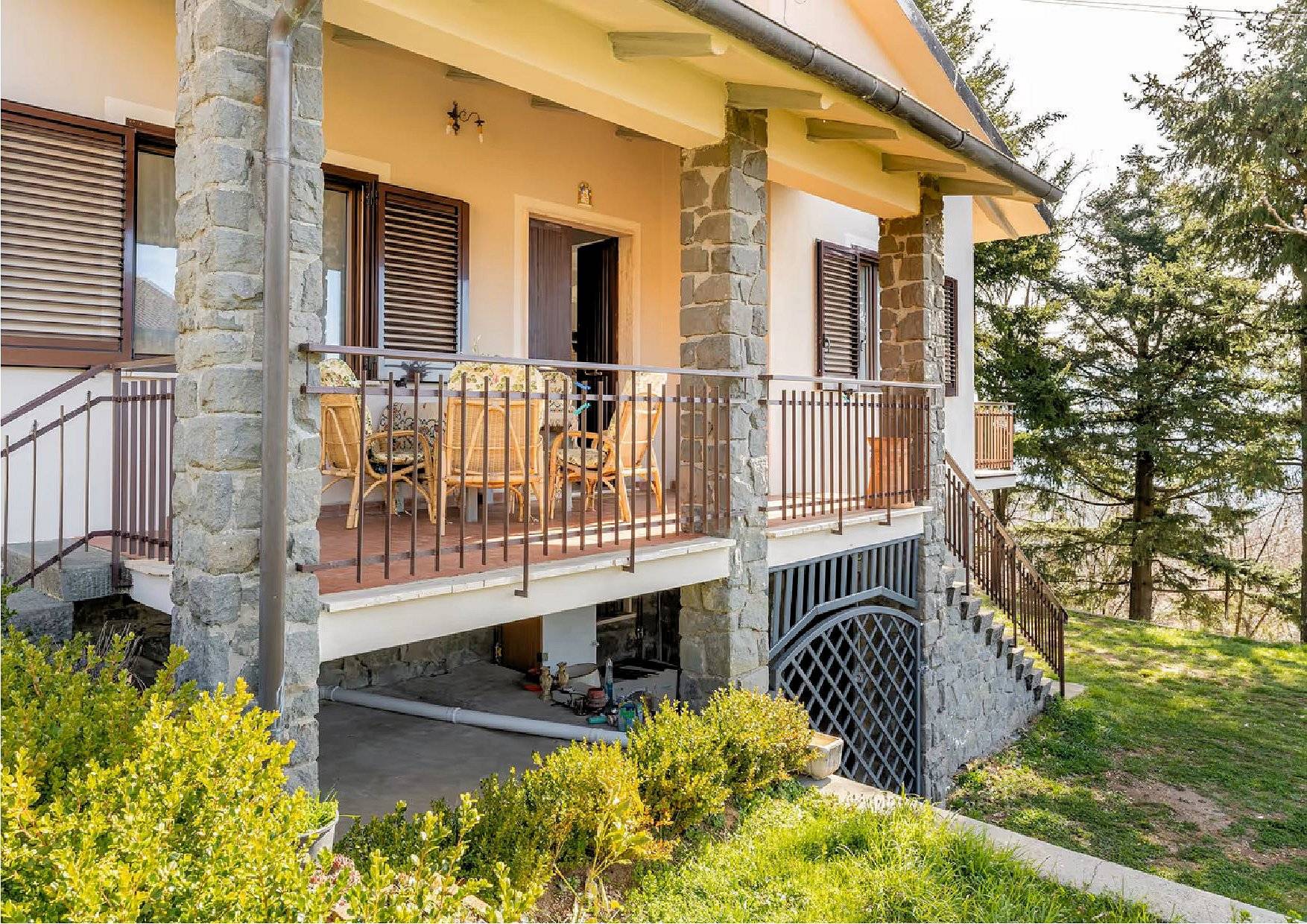 Villetta libera su quattro lati recentemente ristrutturata con giardino in vendita a Pescia