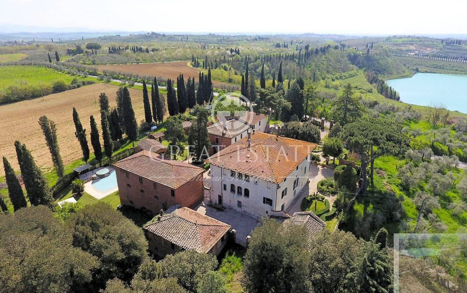 Villa storica con complesso agrituristico di ampia superficie in ottima posizione in vendita a Torri