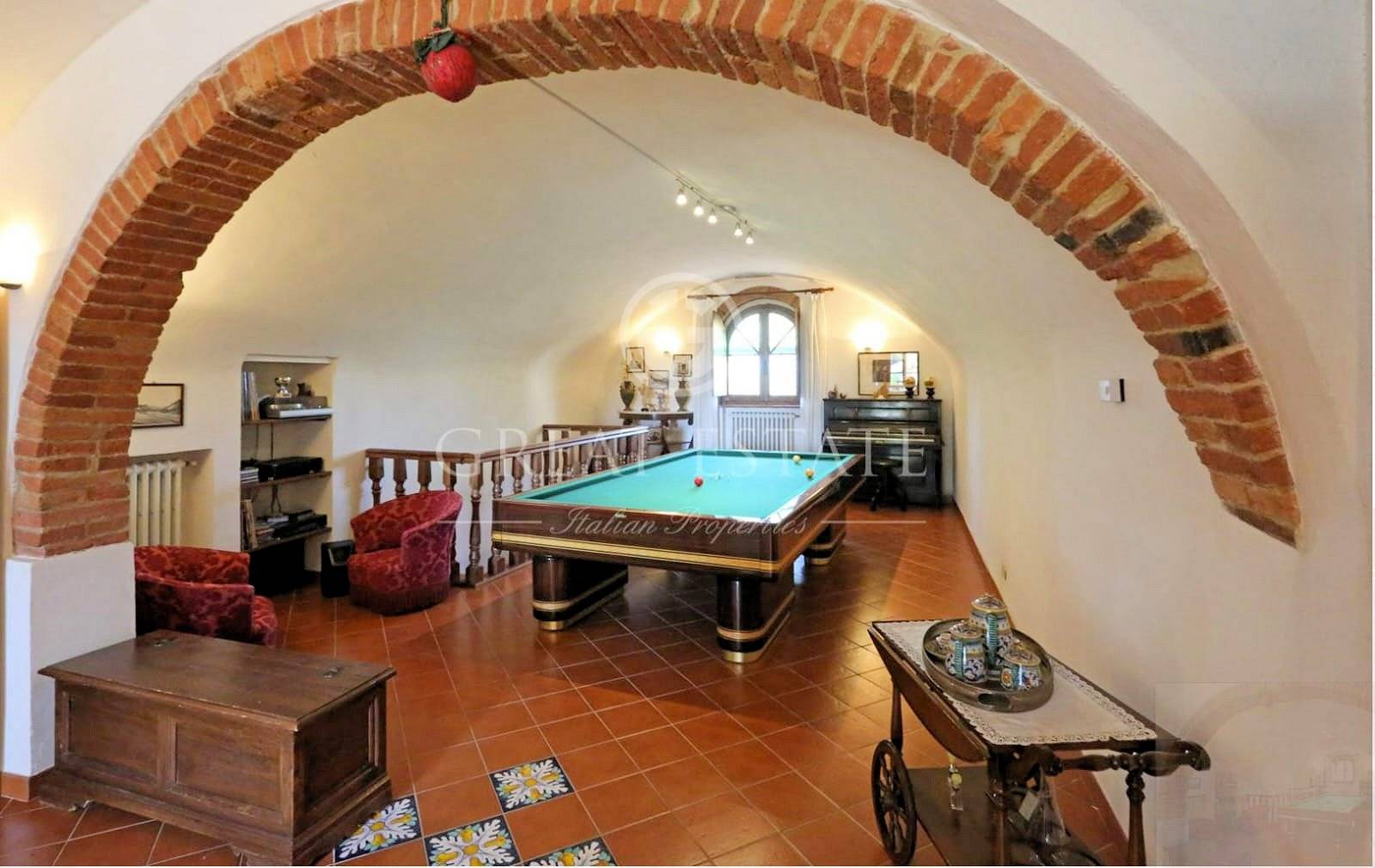 Villa storica con complesso agrituristico di ampia superficie in ottima posizione in vendita a Torri