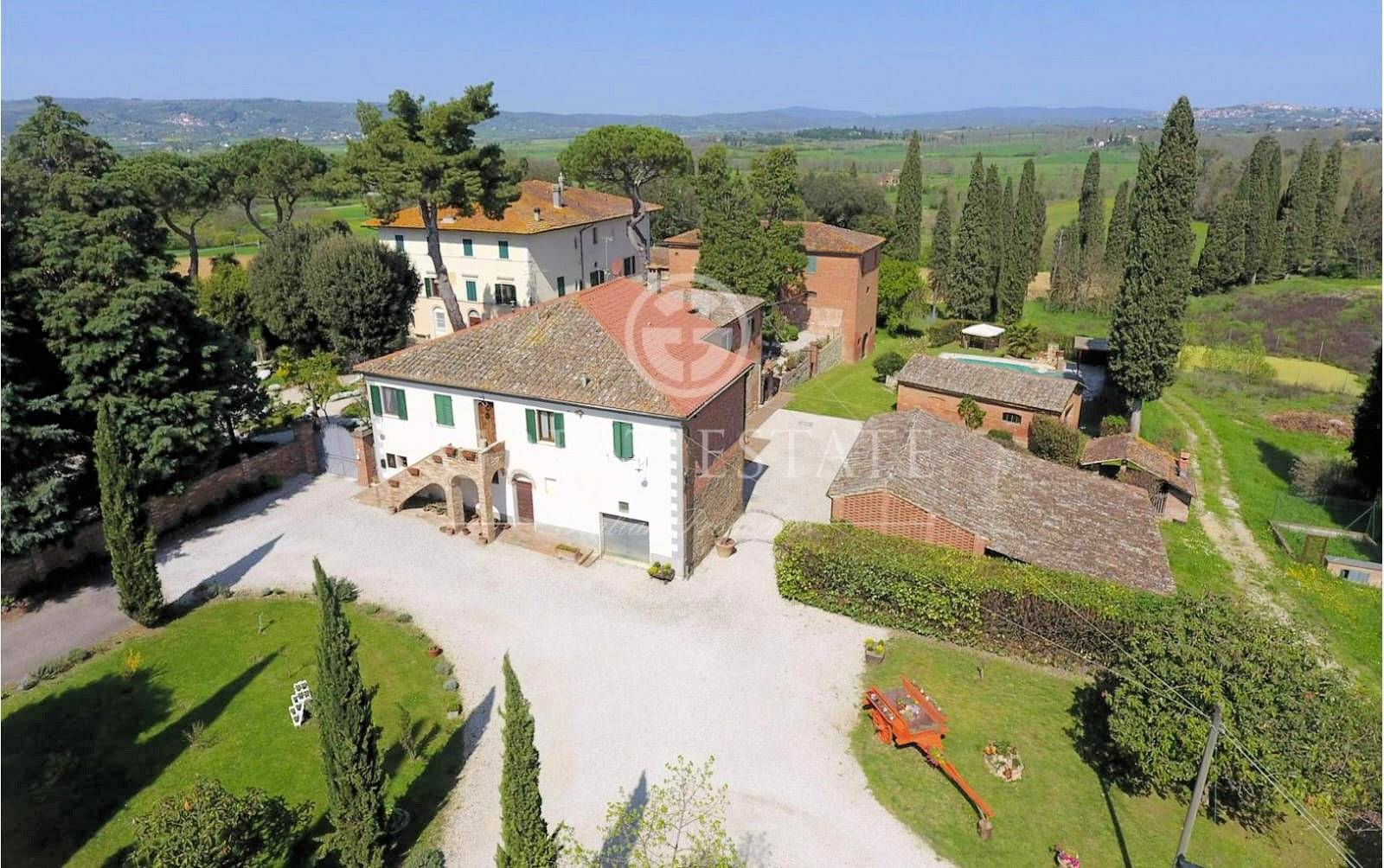 Villa storica con complesso agrituristico di ampia superficie in ottima posizione in vendita a Torri
