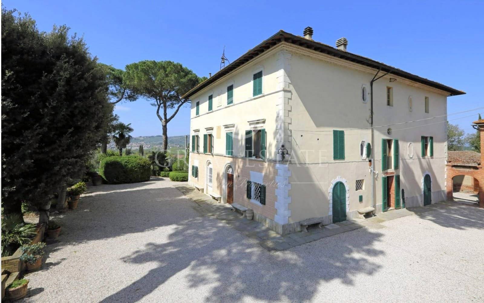 Villa storica con complesso agrituristico di ampia superficie in ottima posizione in vendita a Torri