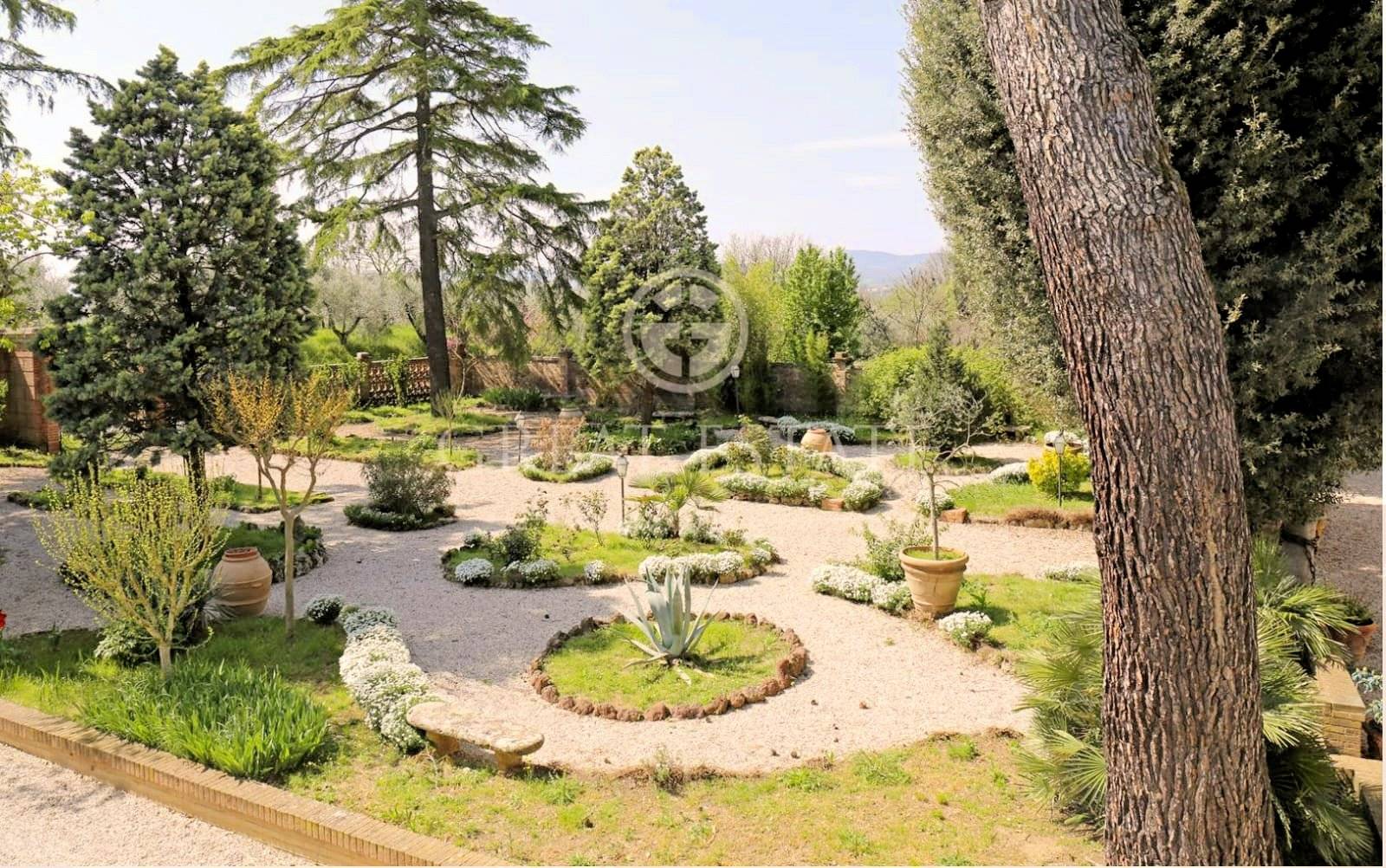 Villa storica con complesso agrituristico di ampia superficie in ottima posizione in vendita a Torri