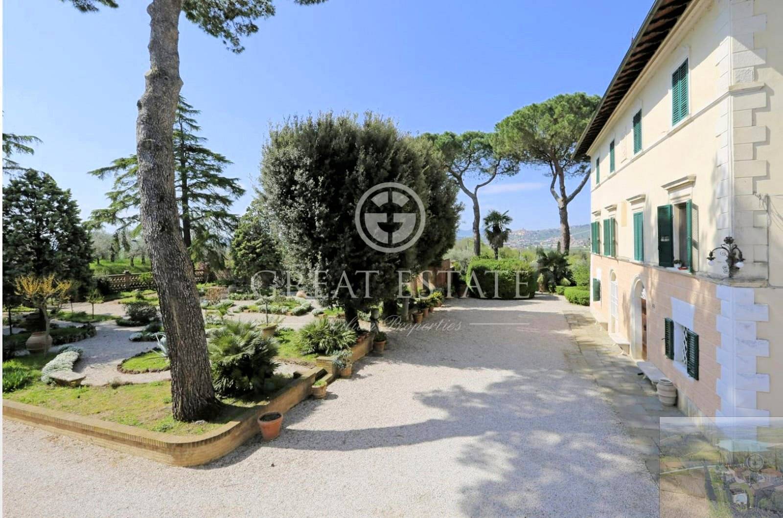 Villa storica con complesso agrituristico di ampia superficie in ottima posizione in vendita a Torri