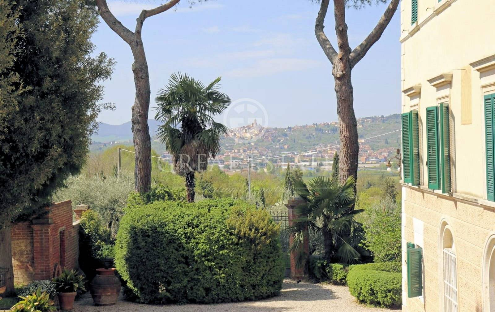Villa storica con complesso agrituristico di ampia superficie in ottima posizione in vendita a Torri