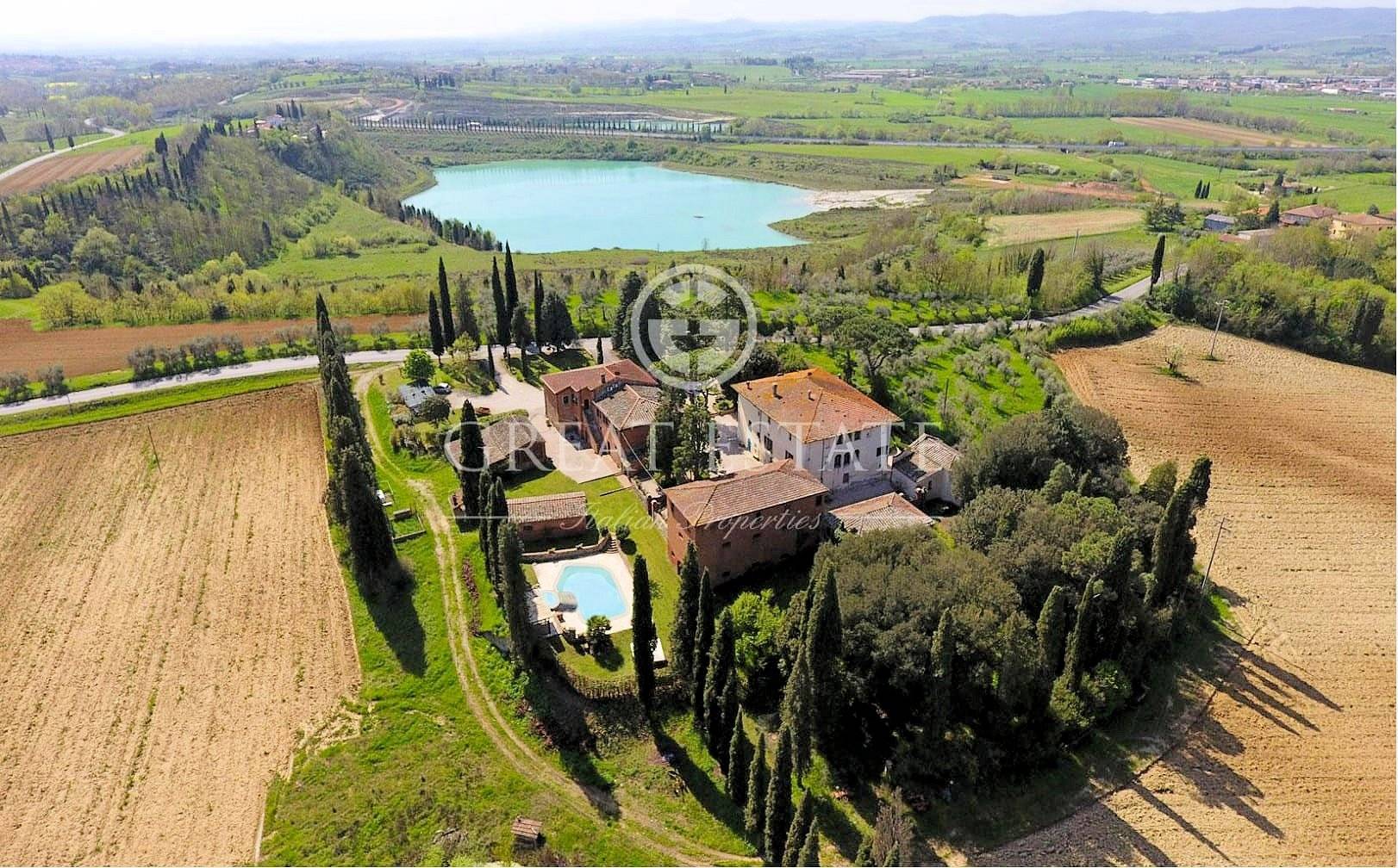 Villa storica con complesso agrituristico di ampia superficie in ottima posizione in vendita a Torri