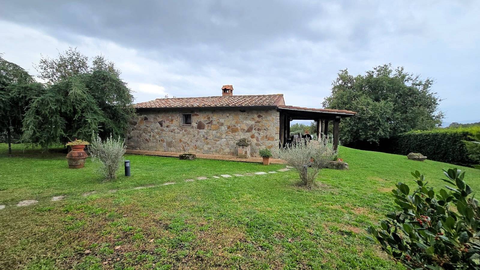 Splendido villino in pietra ristrutturto con ampio terreno e suggestiva vista fino all'isola del Gig