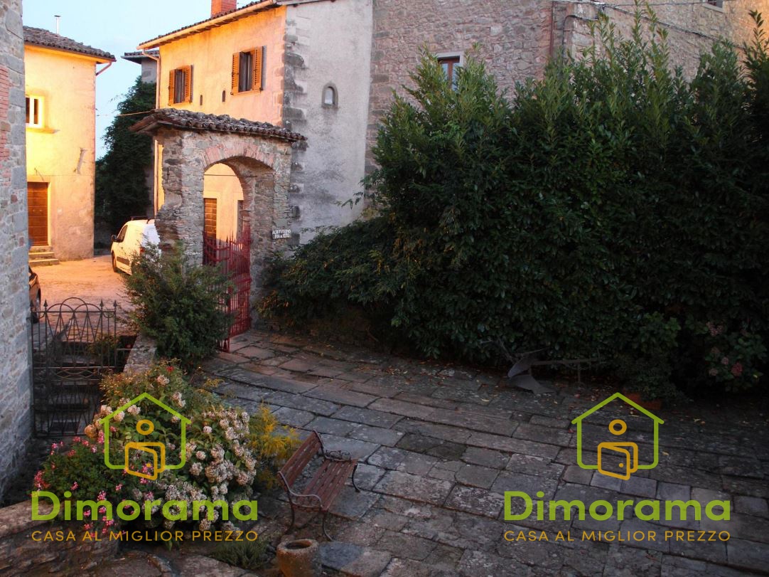 Rustico con giardino in piazza del respiro, Castelnuovo di Garfagnana