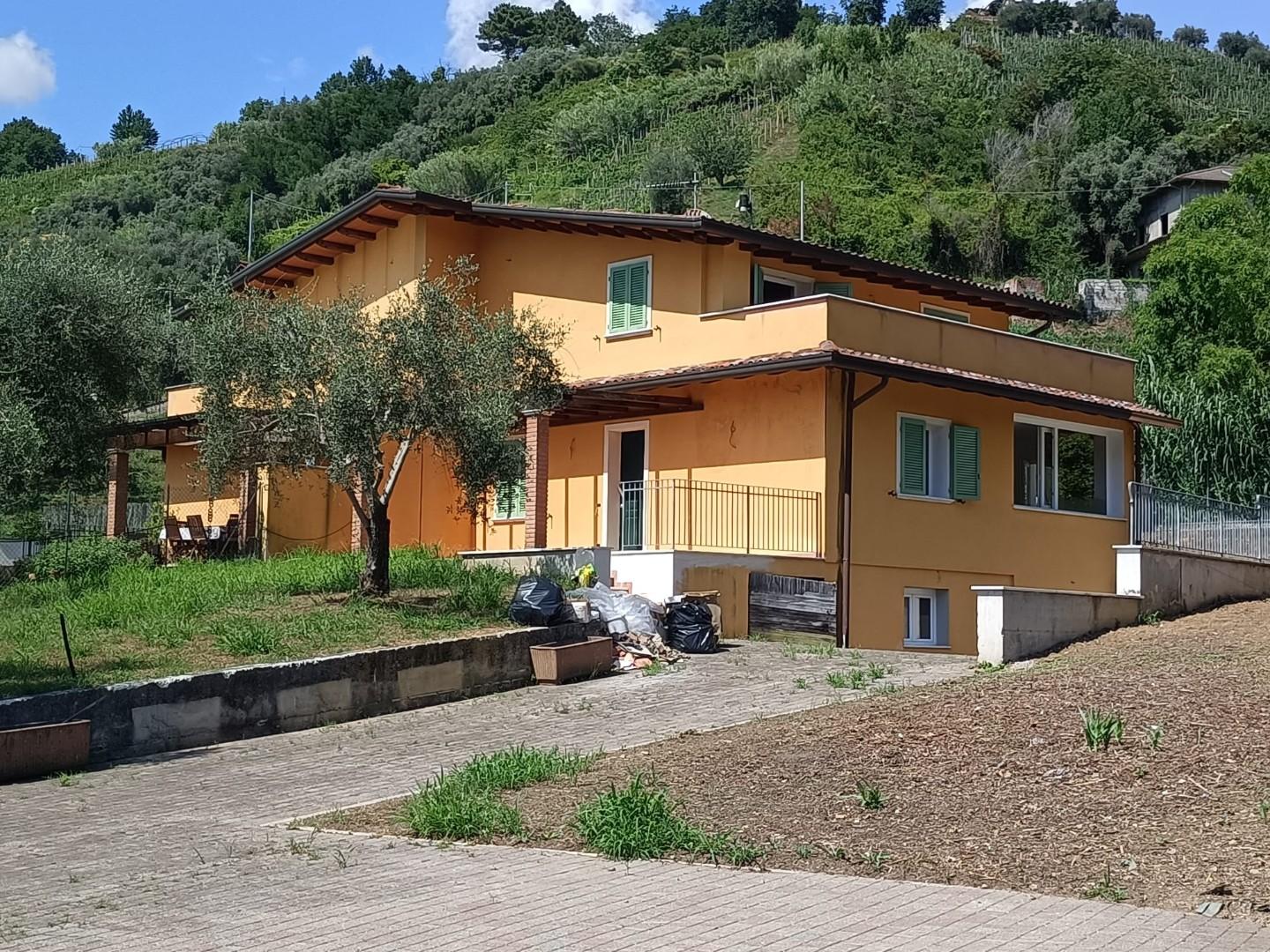 Villa Bifamiliare con giardino, Carrara bonascola