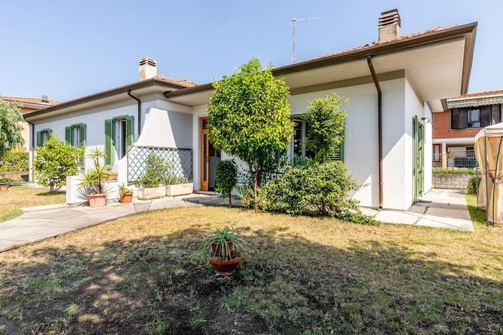 Villa con giardino, Carrara marina di