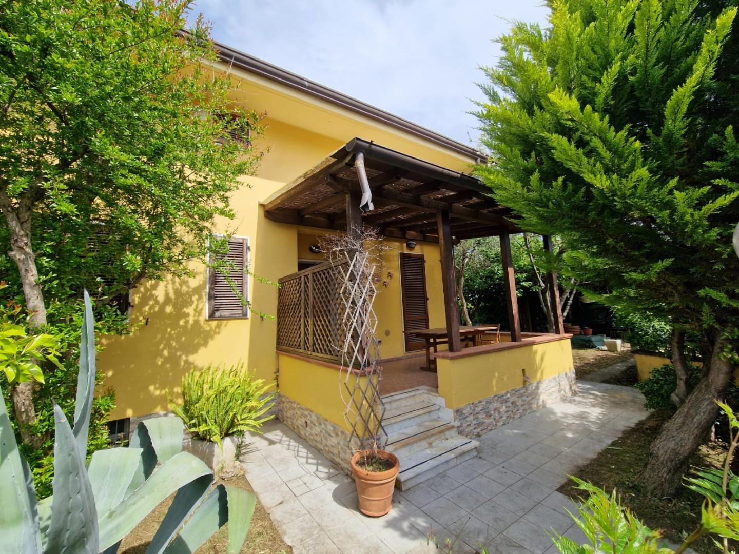 Villa con giardino, Carrara marina di