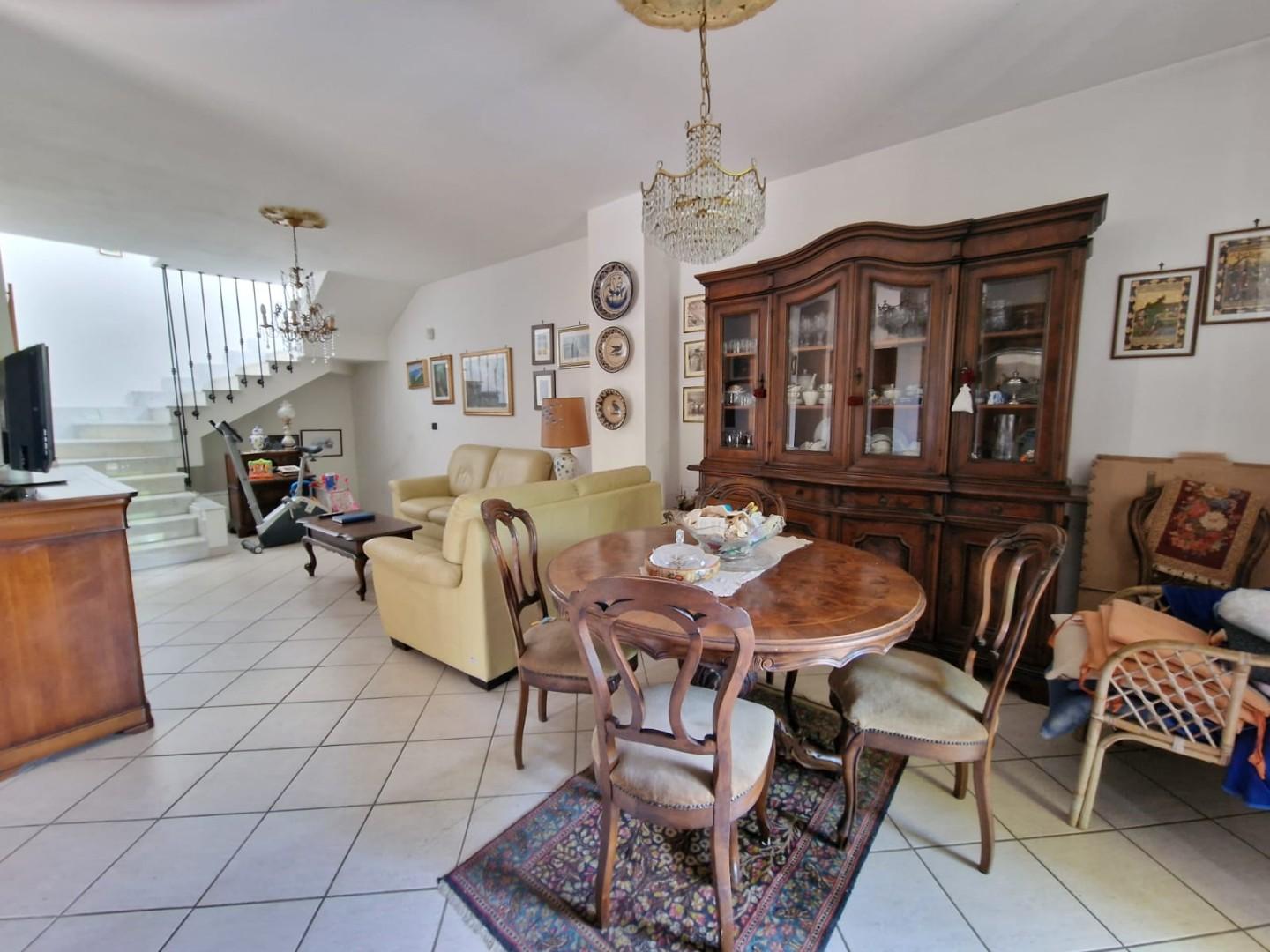 Villa con giardino, Carrara marina di