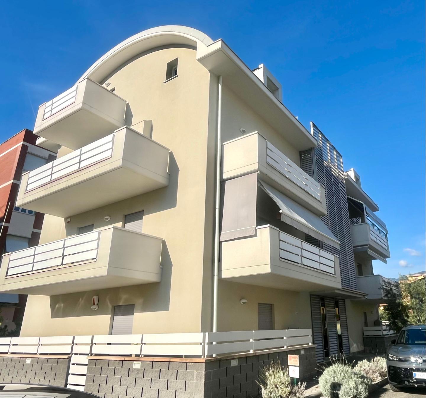 Trilocale con terrazzi, Carrara avenza