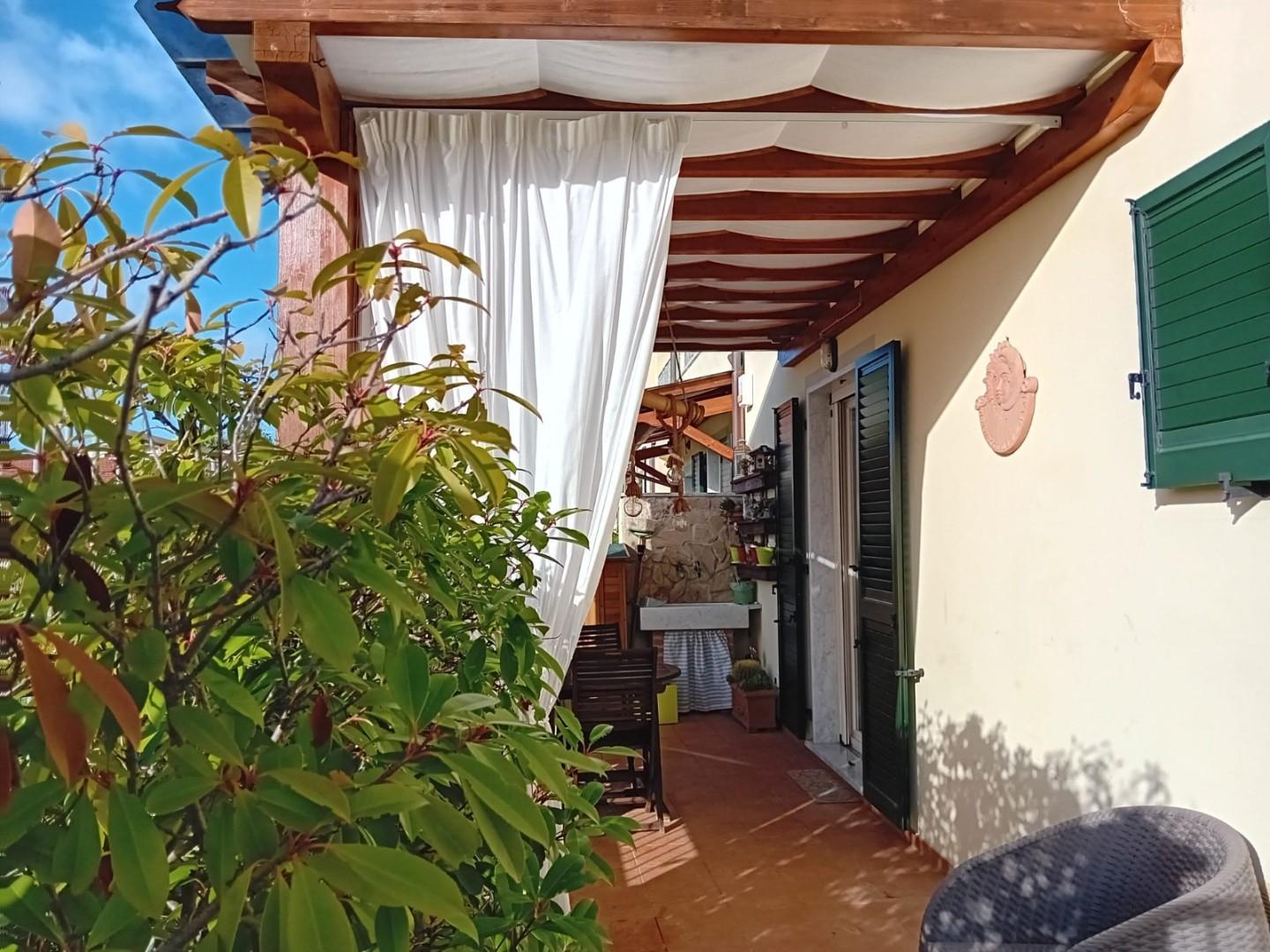 Villa con giardino, Carrara battilana