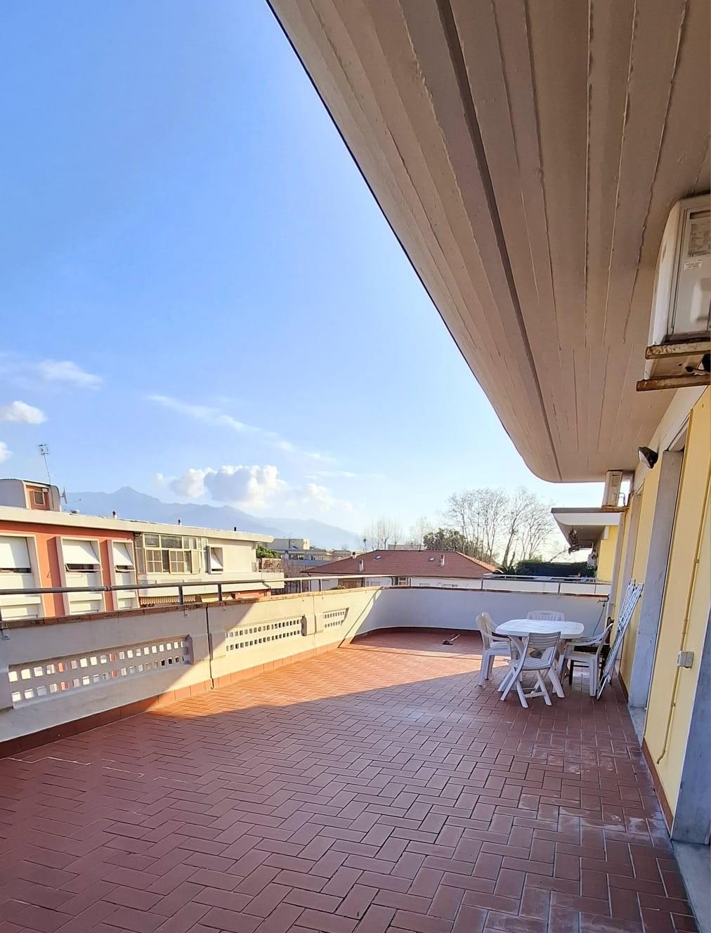 Attico con terrazzo, Carrara marina di