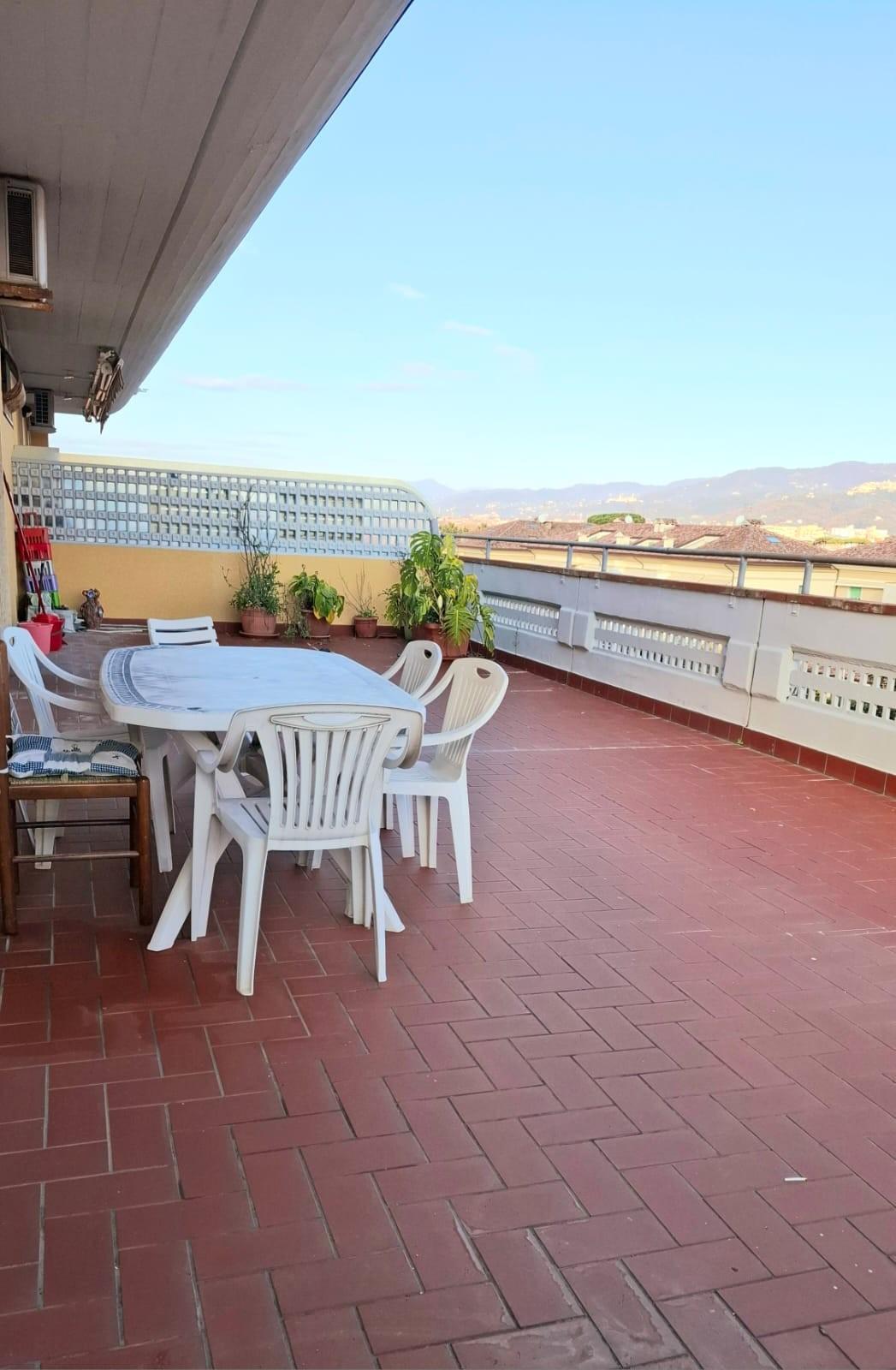 Attico con terrazzo, Carrara marina di