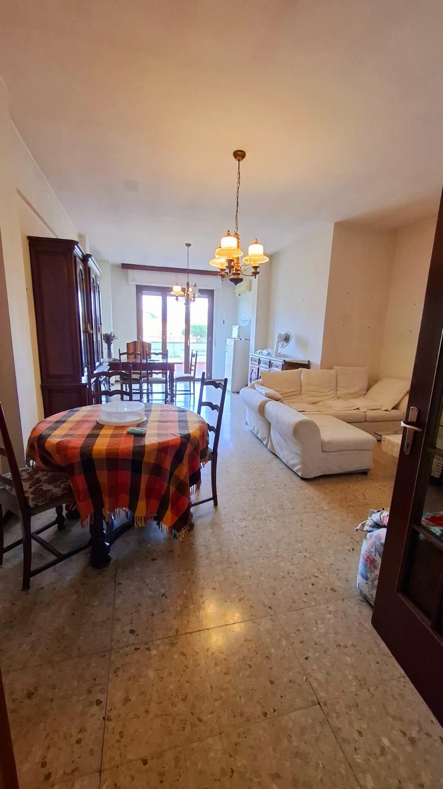 Attico con terrazzo, Carrara marina di