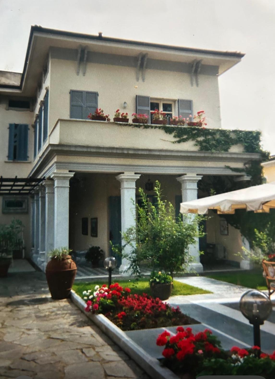 Villa con giardino, Carrara marina di