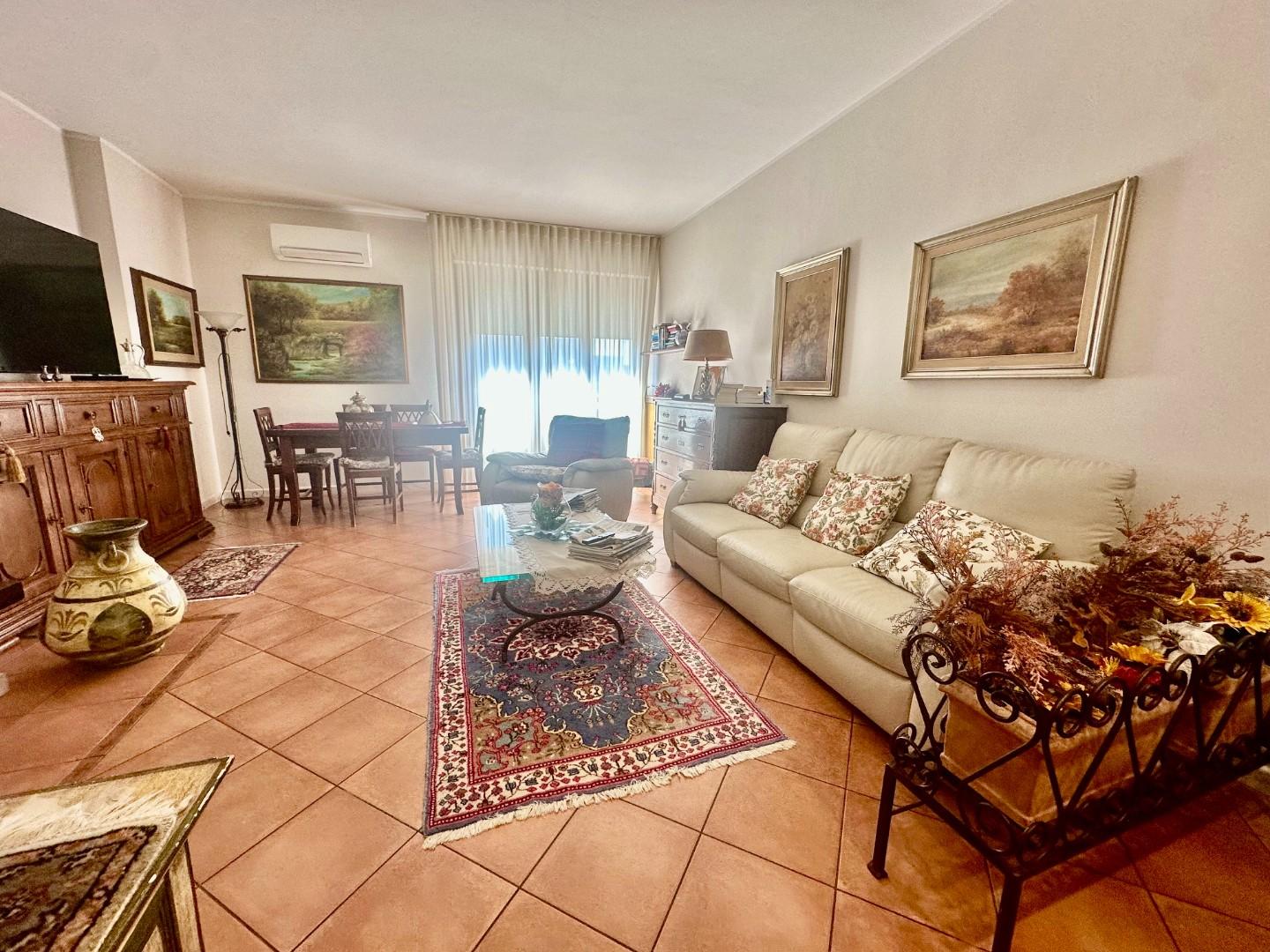 Appartamento con terrazzi, Carrara avenza