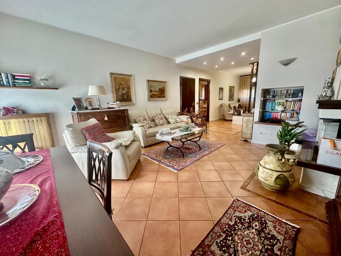 Appartamento con terrazzi, Carrara avenza