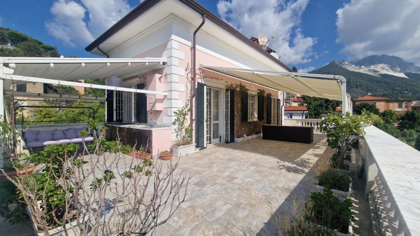 Attico con terrazzi, Carrara centro