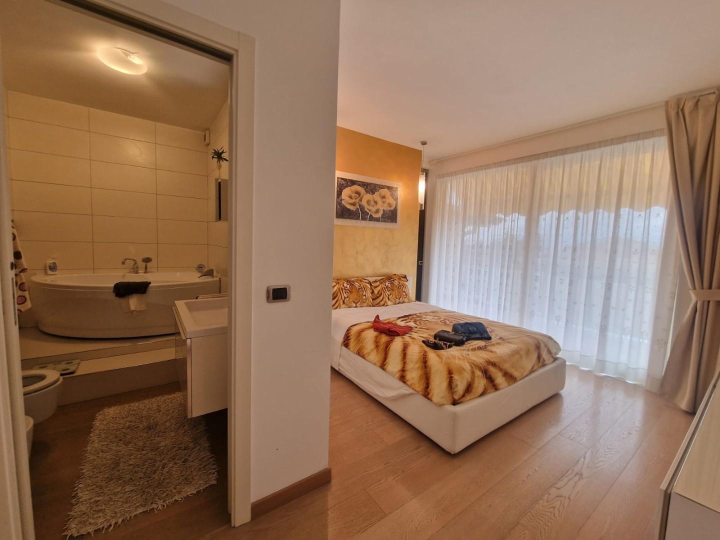 Villa con giardino, Carrara marasio